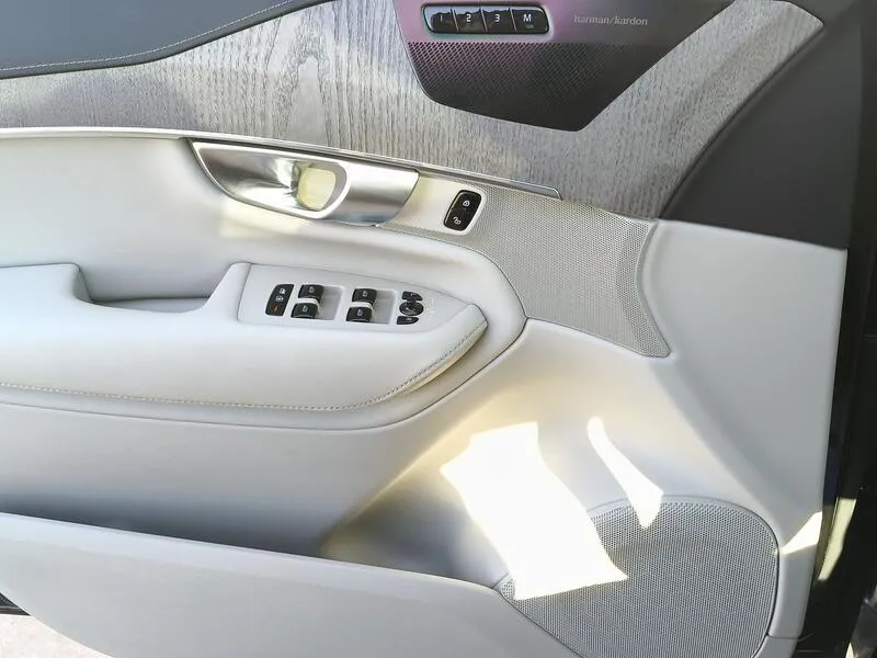 Volvo XC90 2.0 T8 AWD Plus Dark Recharge - foto 33