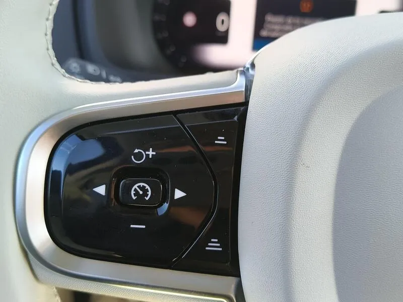 Volvo XC90 2.0 T8 AWD Plus Dark Recharge - foto 27