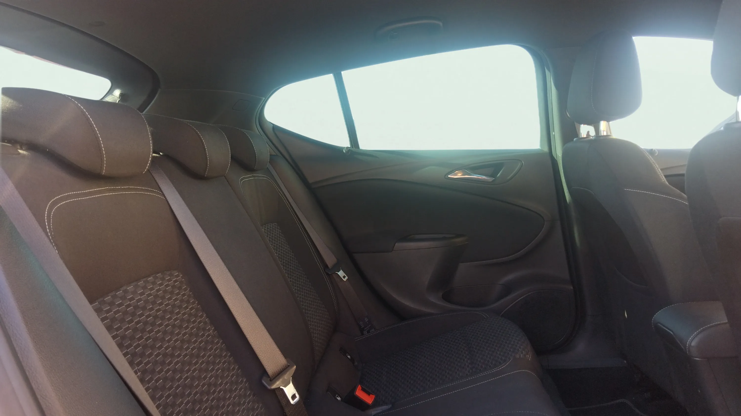 Opel Astra 1.6 Turbo GSi Line - foto 13