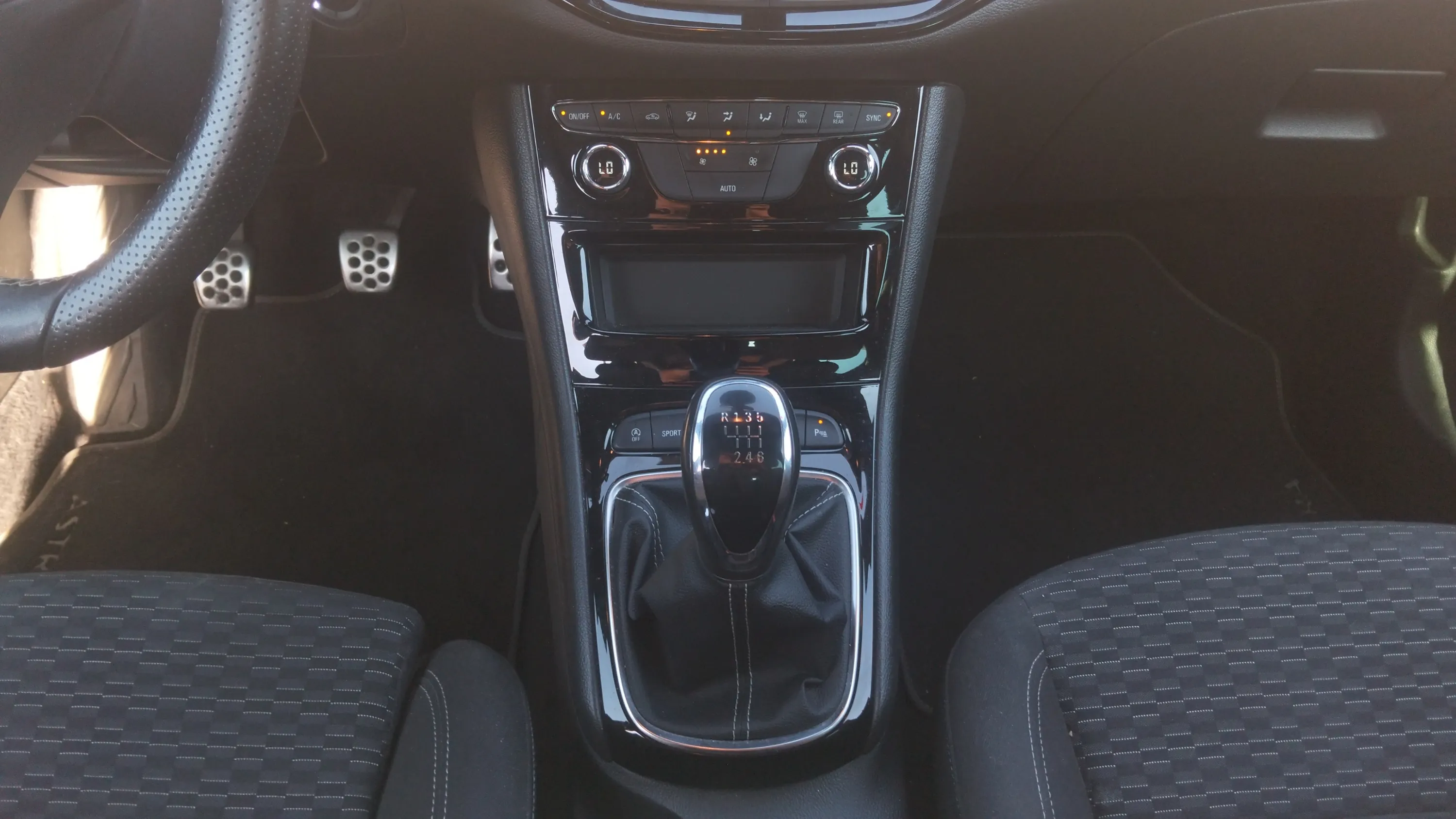 Opel Astra 1.6 Turbo GSi Line - foto 18