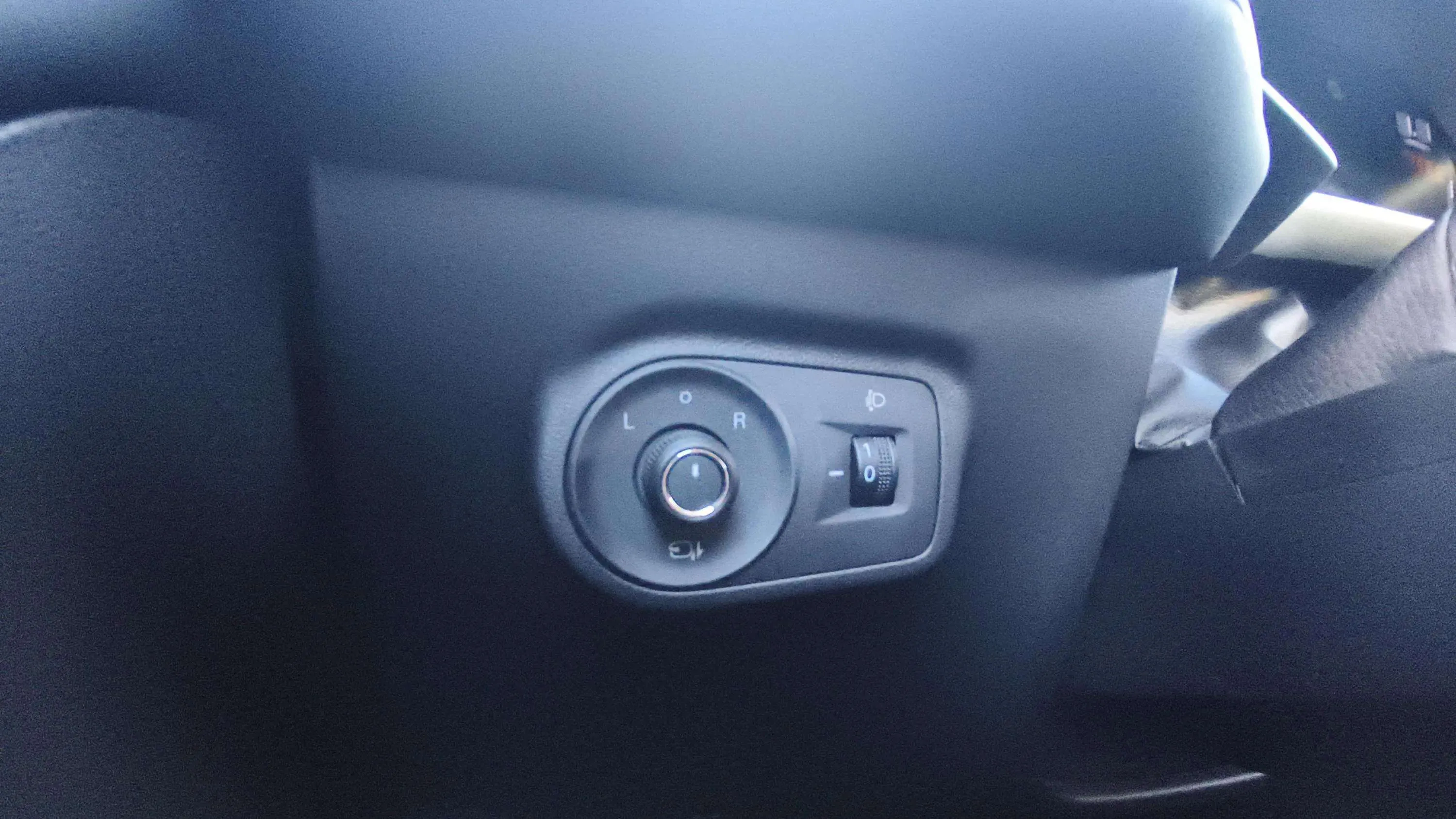 MG ZS Hybrid+ Luxury - foto 24