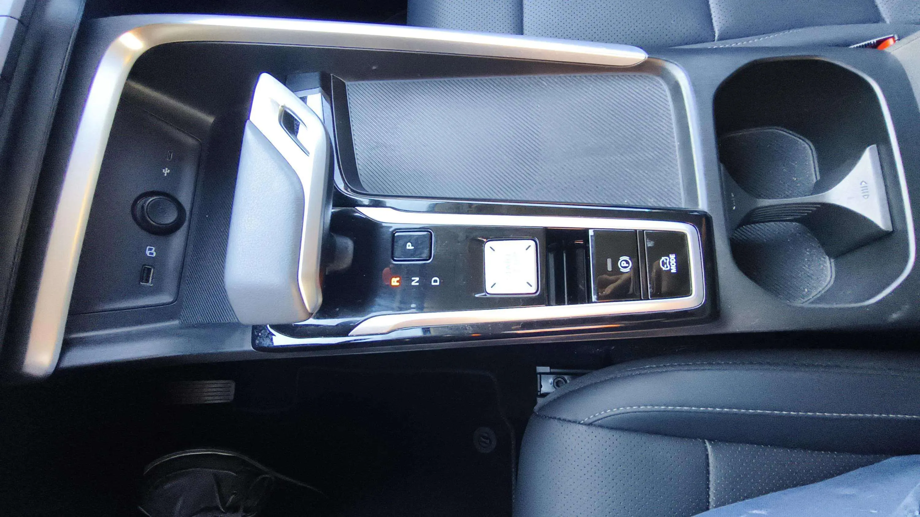 MG ZS Hybrid+ Luxury - foto 26