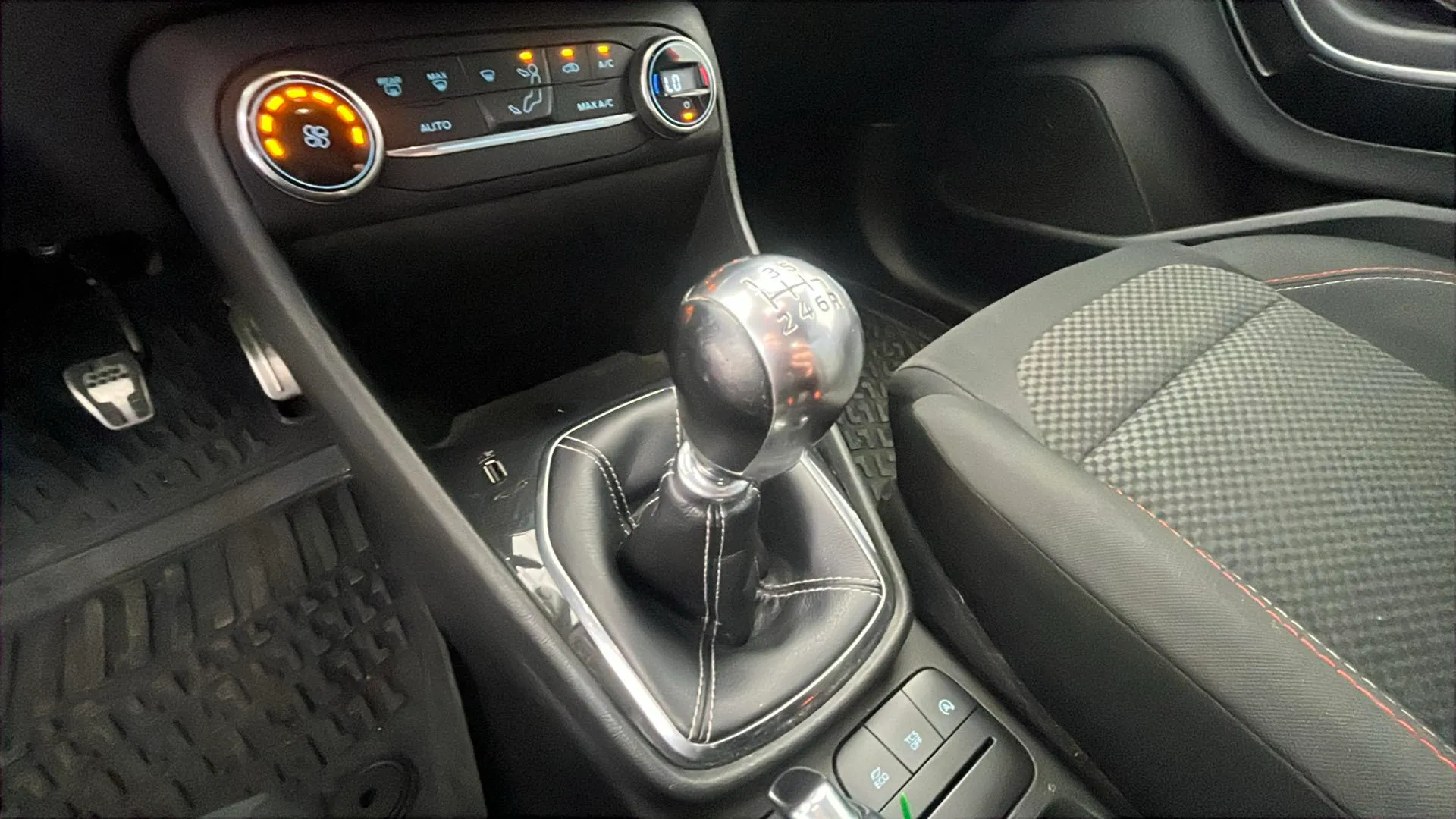Ford Fiesta 1.0 EcoBoost ST-Line - foto 28