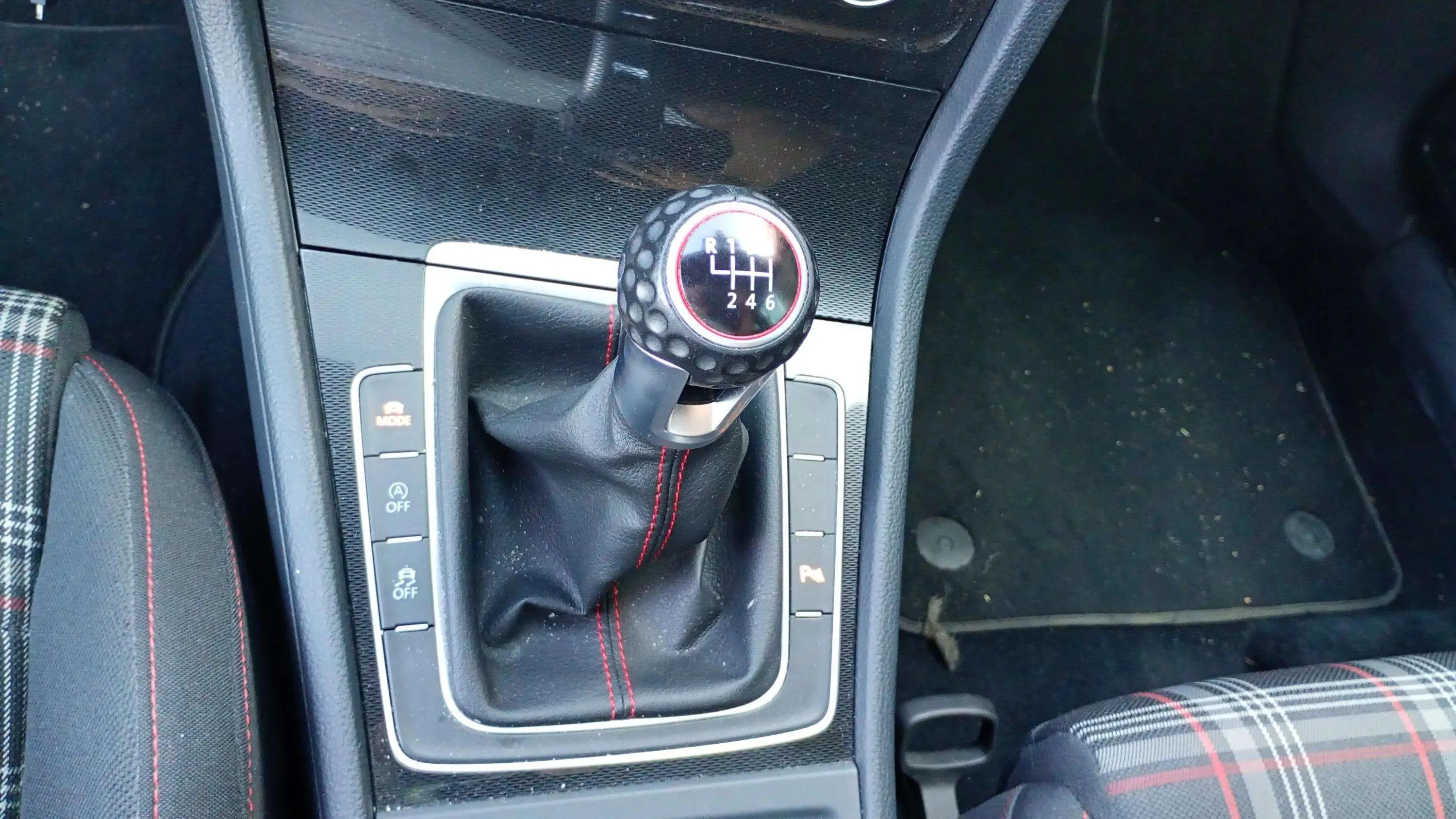 Volkswagen Golf GTI 2.0 TSI BMT - foto 14