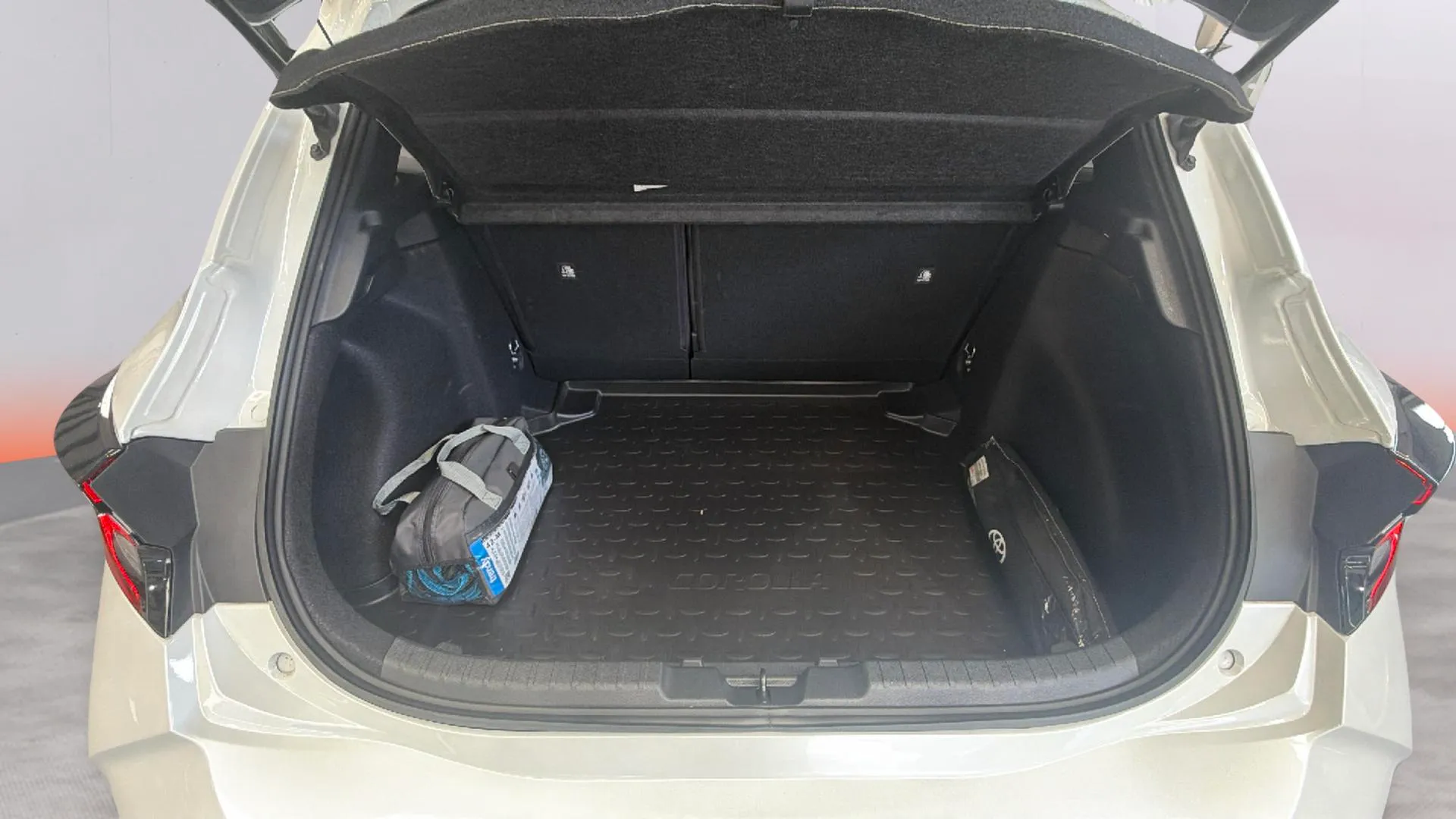 Toyota Corolla 140H Style Edition Touring Sport - foto 22