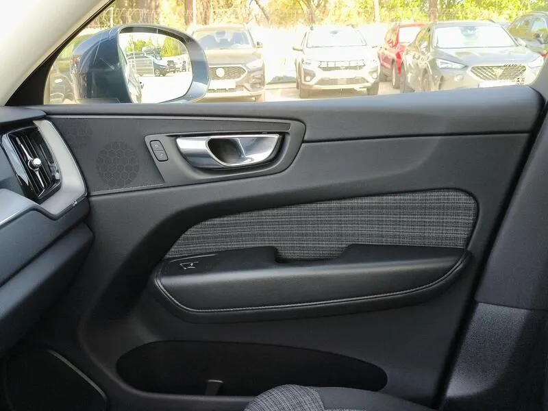 Volvo XC60 2.0 B4 D Core - foto 23