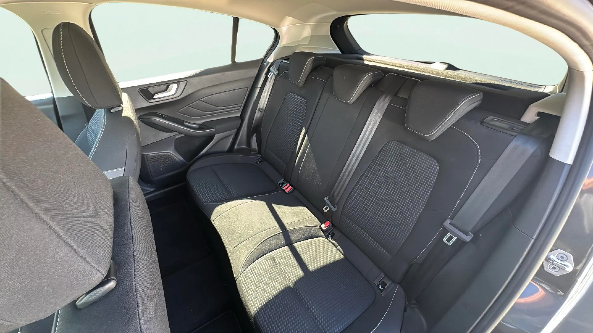 Ford Focus 1.0 EcoBoost Trend - foto 16