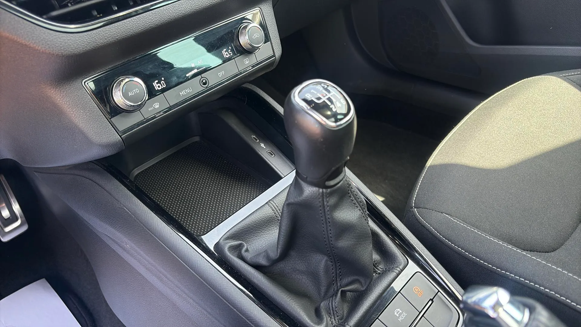 Škoda Kamiq 1.0 TSI Active - foto 16