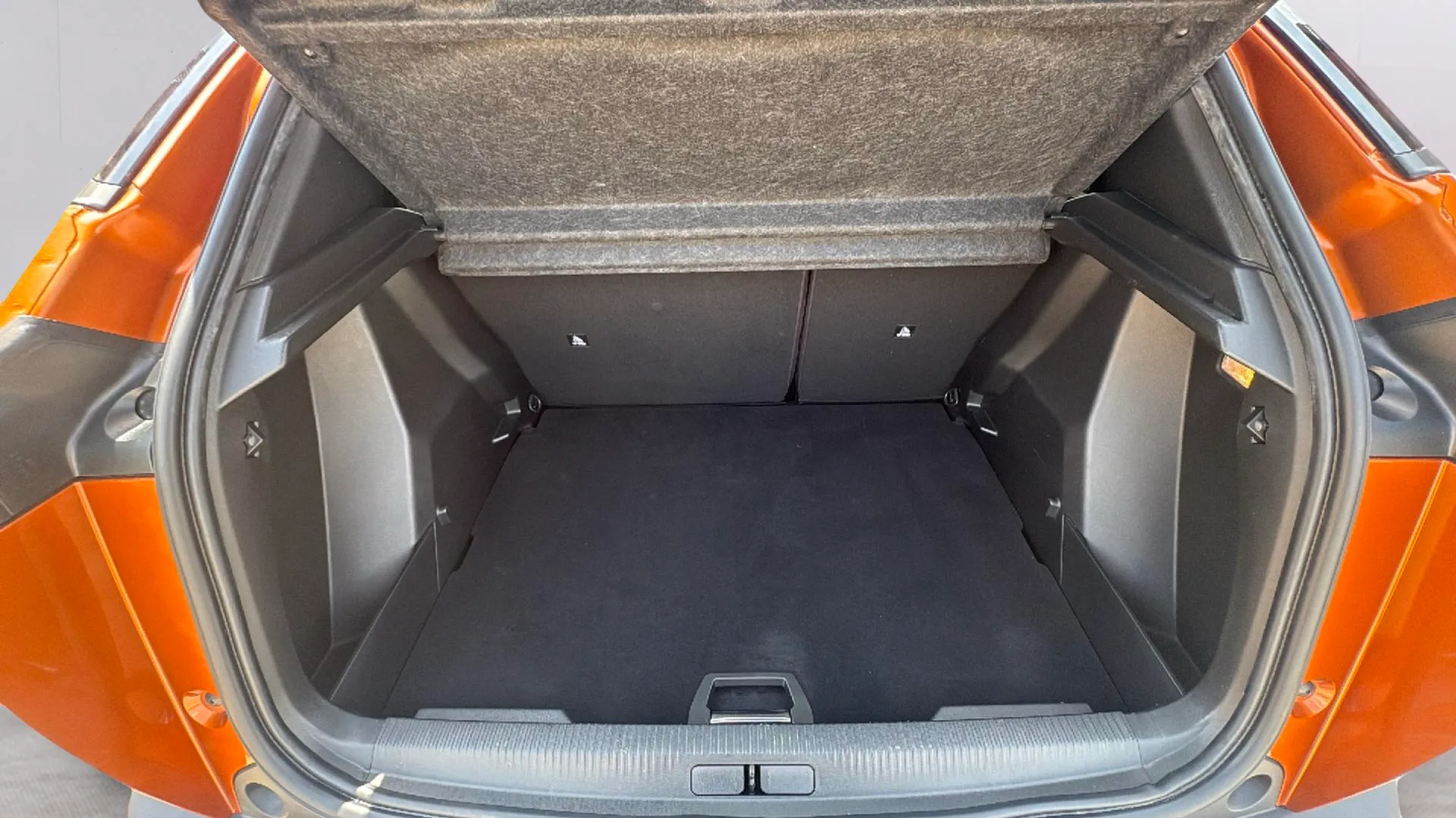 Peugeot 2008 Allure BlueHDi 130 EAT8 - foto 19