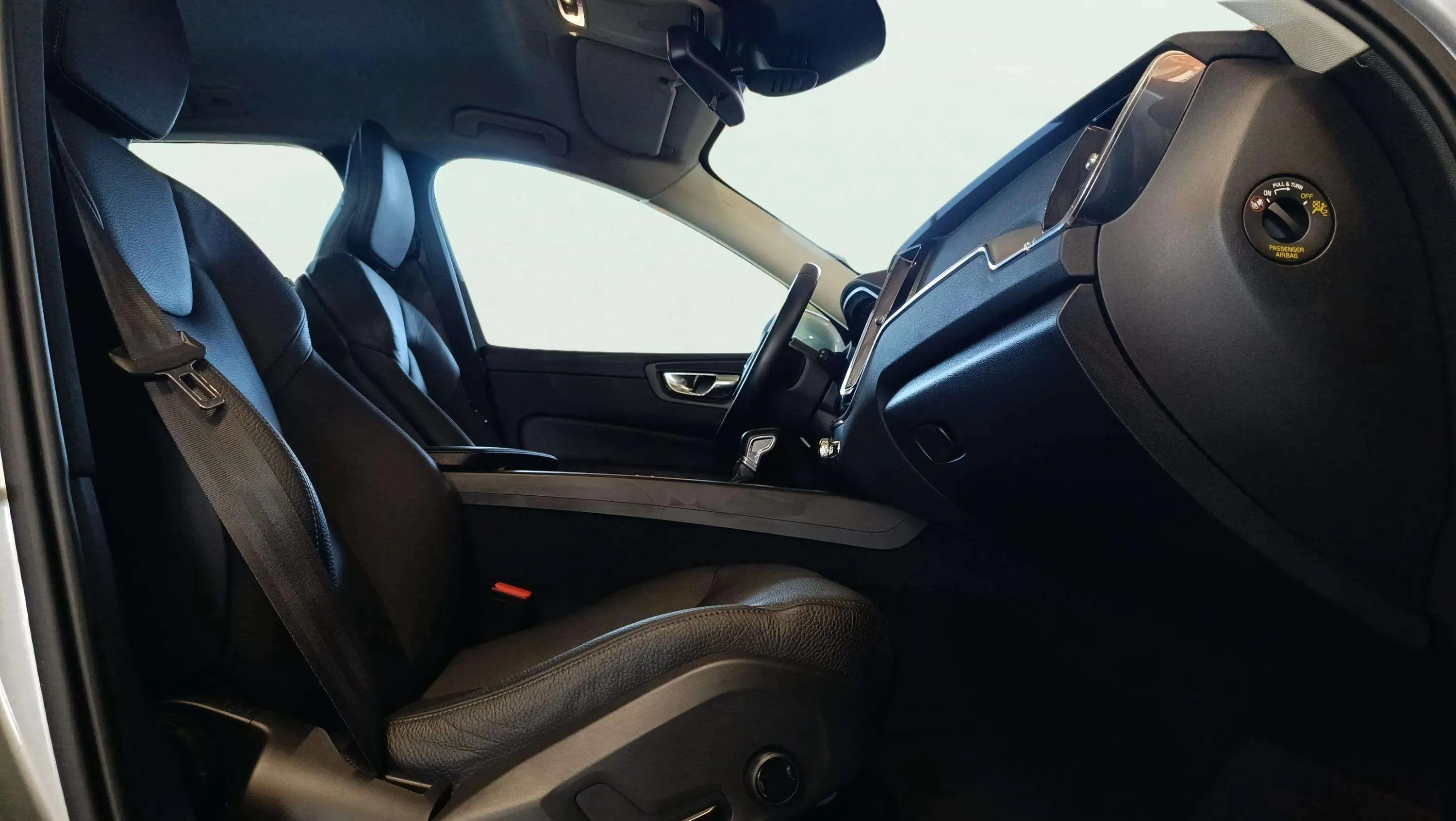 Volvo XC60 2.0 T4 Momentum - foto 26