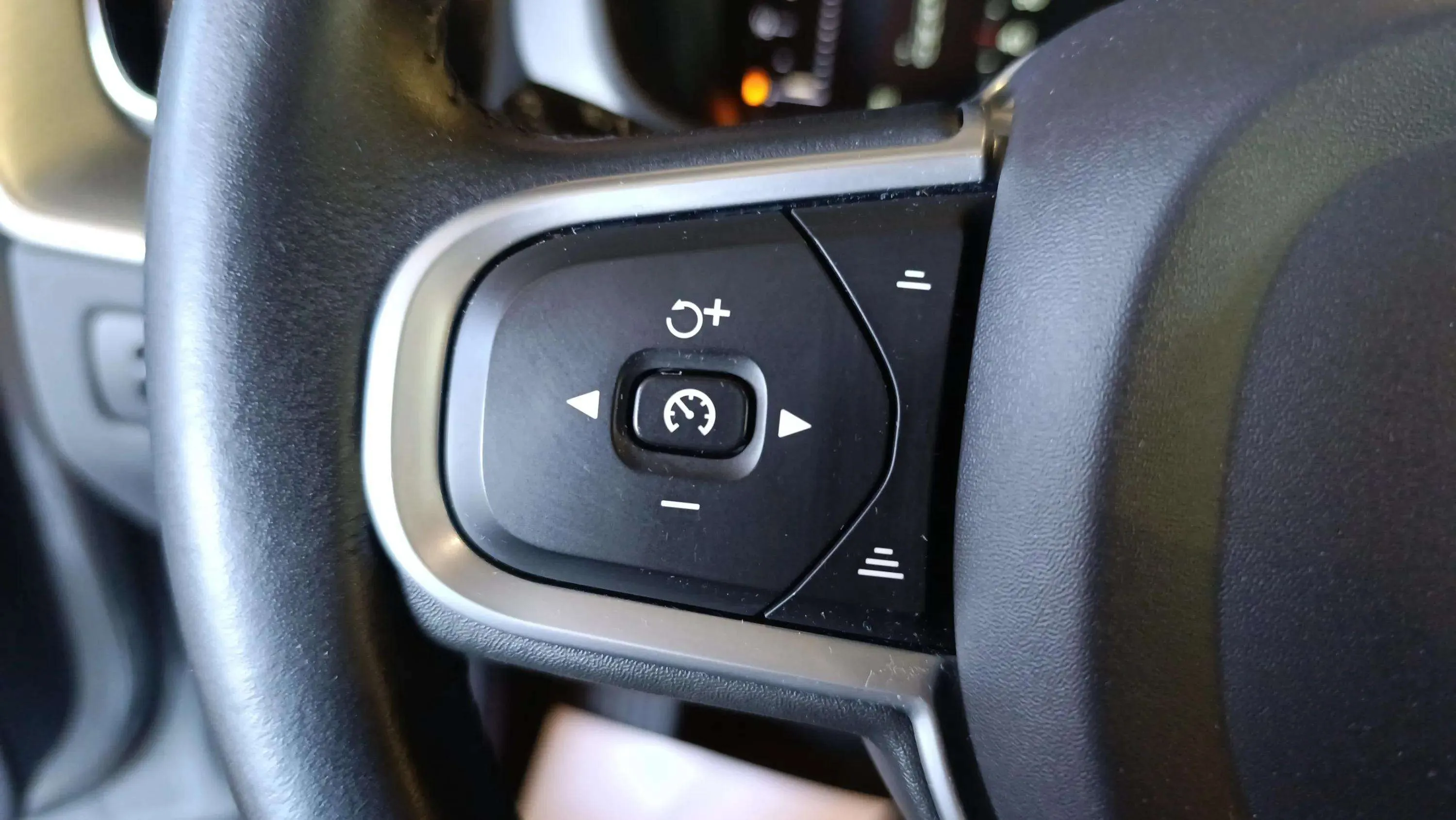 Volvo XC60 2.0 T4 Momentum - foto 11