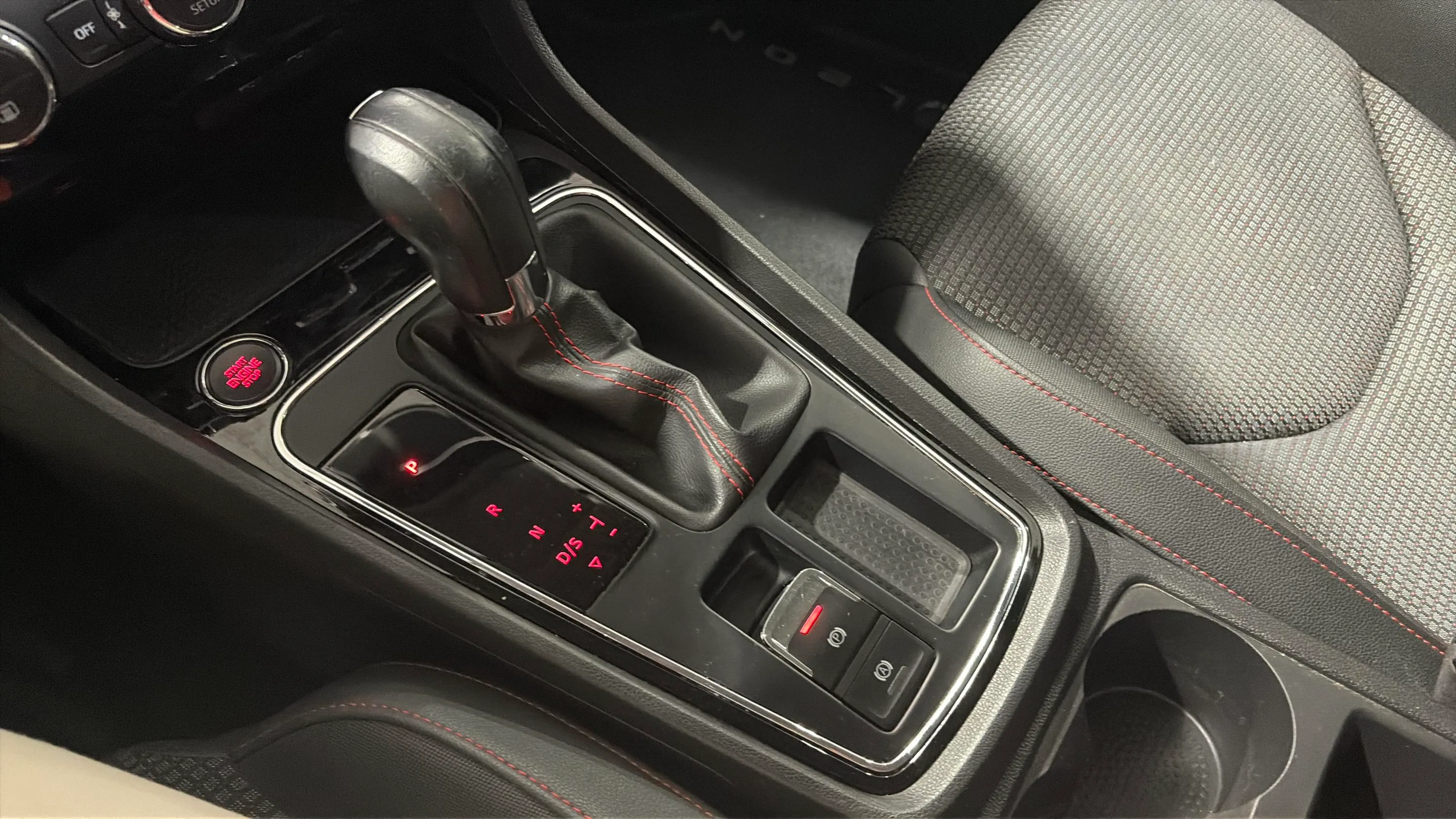 SEAT León ST 2.0 TDI DSG-7 FR - foto 21