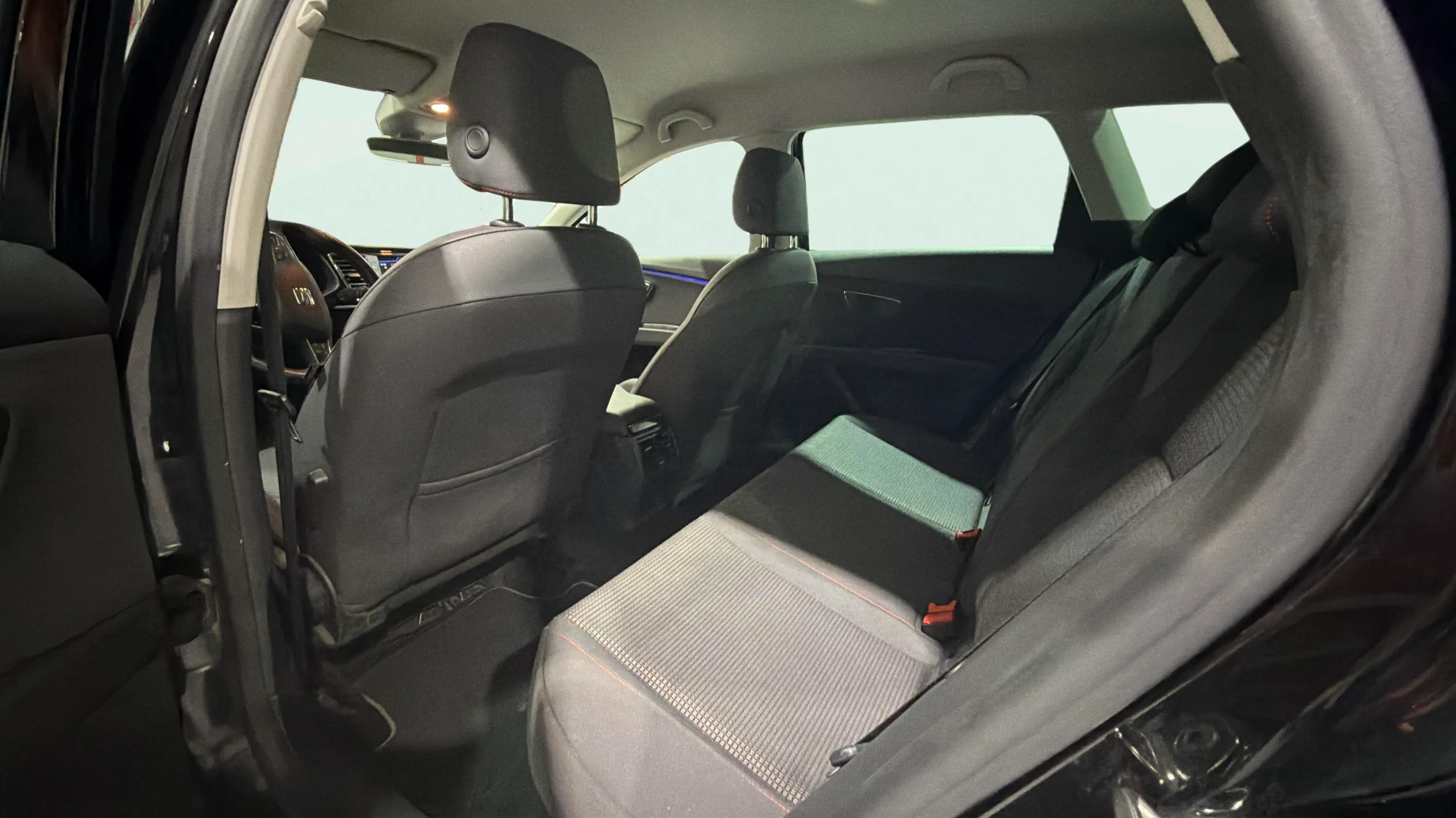 SEAT León ST 2.0 TDI DSG-7 FR - foto 14