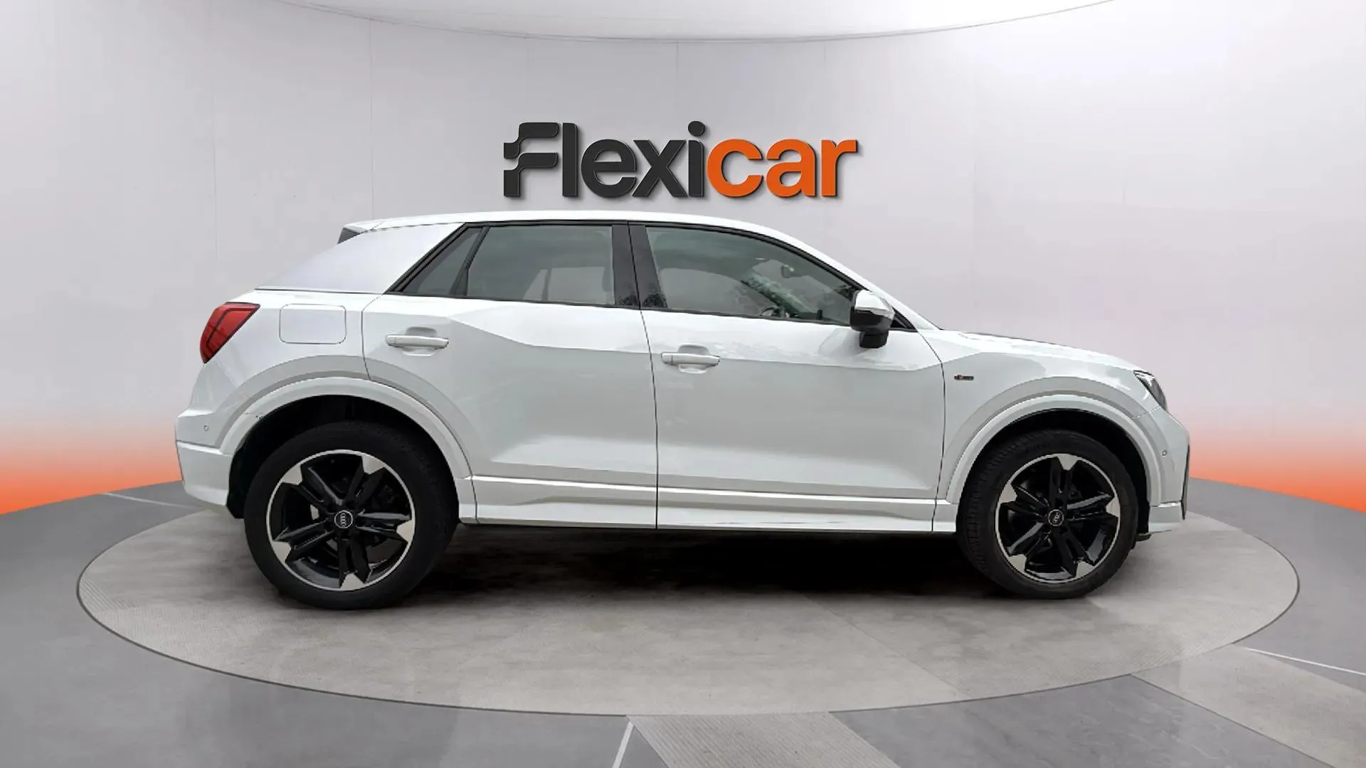 Audi Q2 S line 30 TDI - foto 4