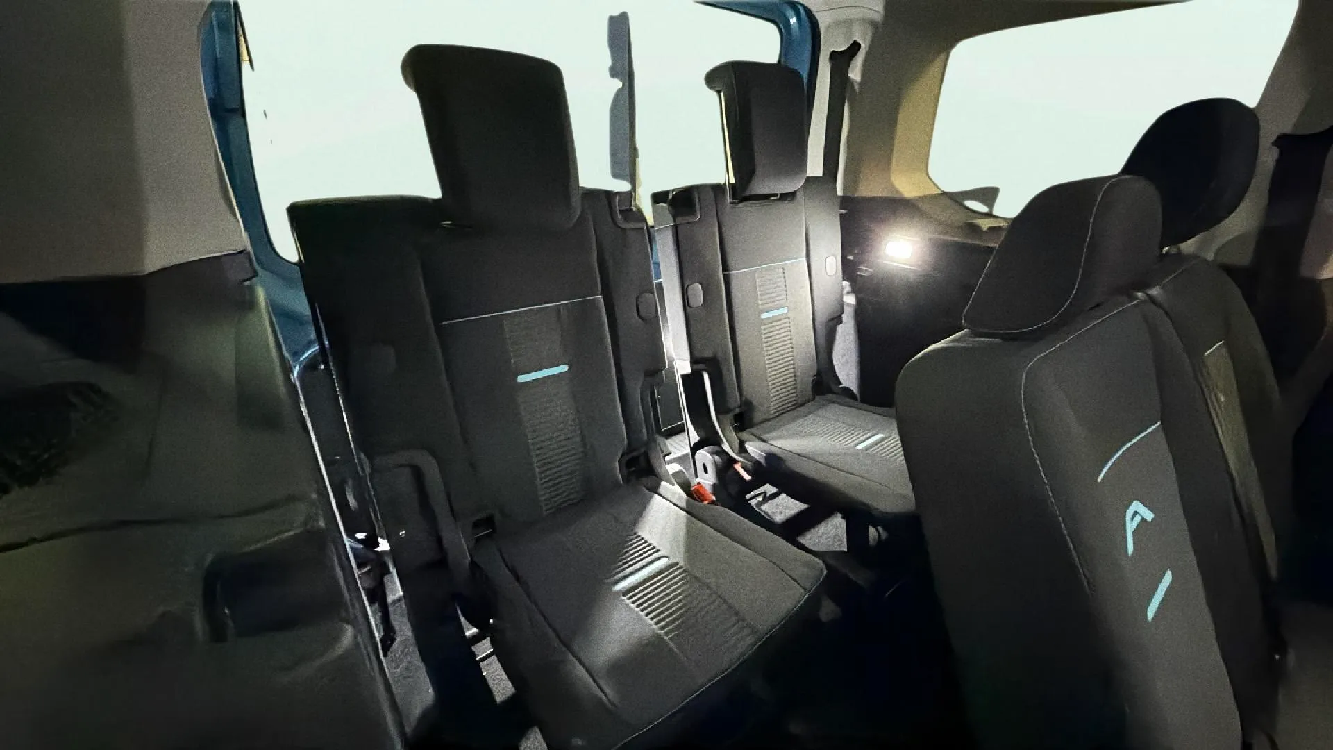 Ford Tourneo Connect 2.0 EcoBlue Active - foto 21