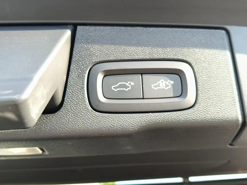 Volvo XC60 2.0 T6 AWD Recharge R-Design - foto 44