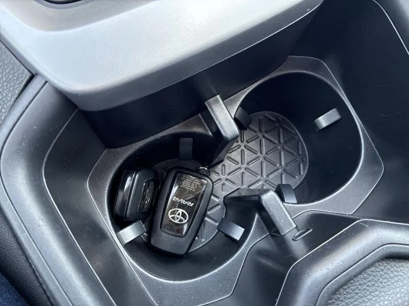 Toyota RAV4 220H e-CVT Luxury - foto 41