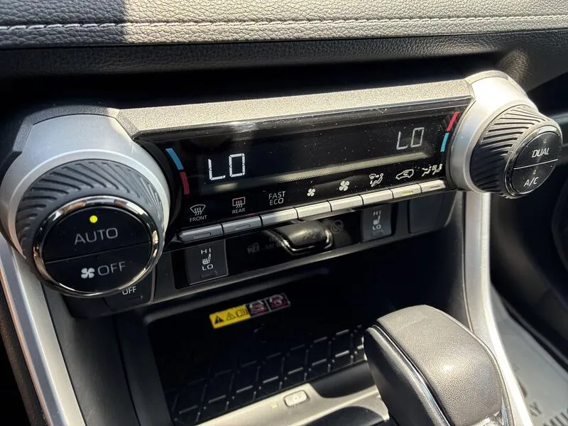 Toyota RAV4 220H e-CVT Luxury - foto 40