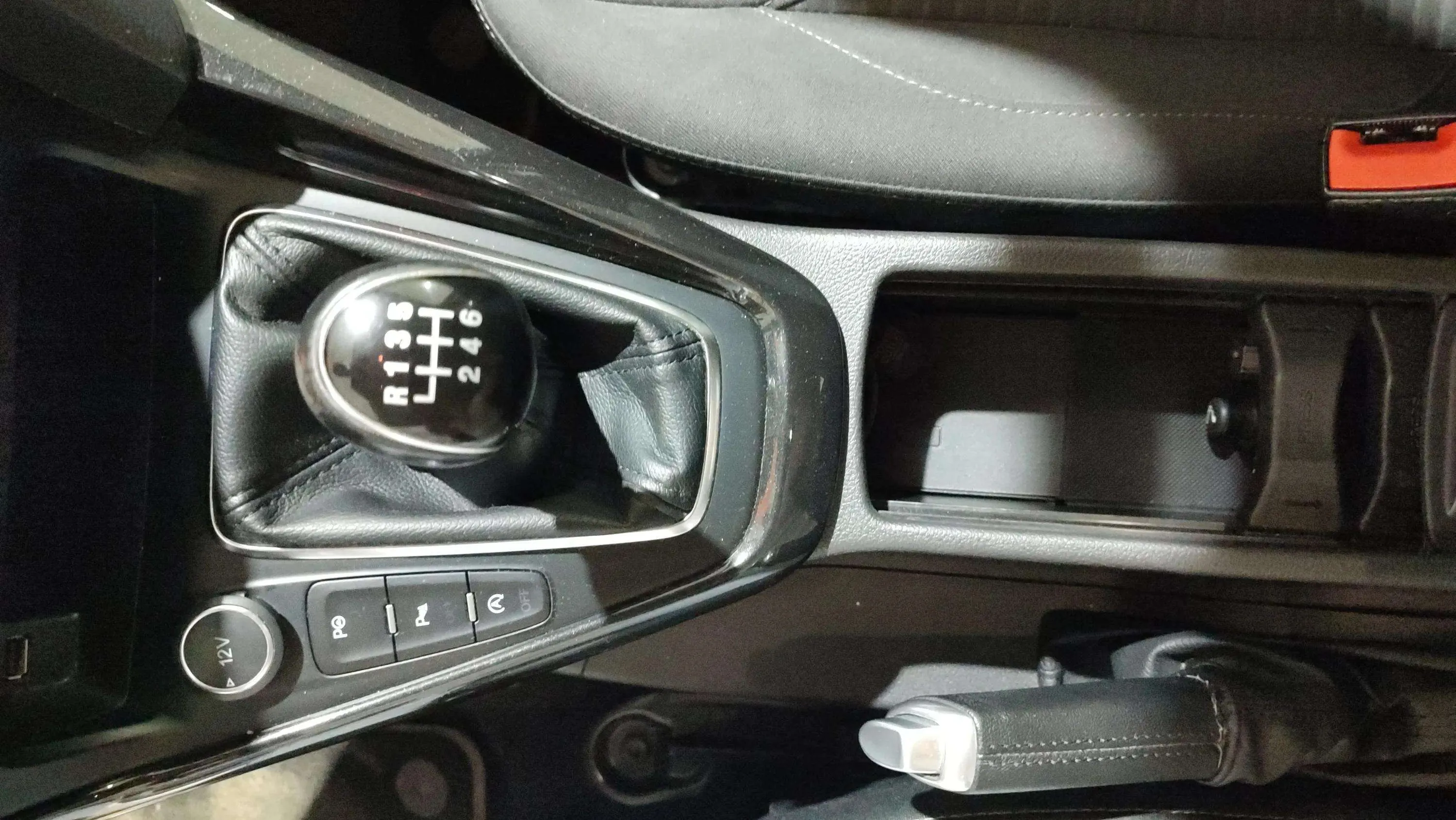 Ford Focus 1.5 EcoBoost A-S-S Titanium - foto 18