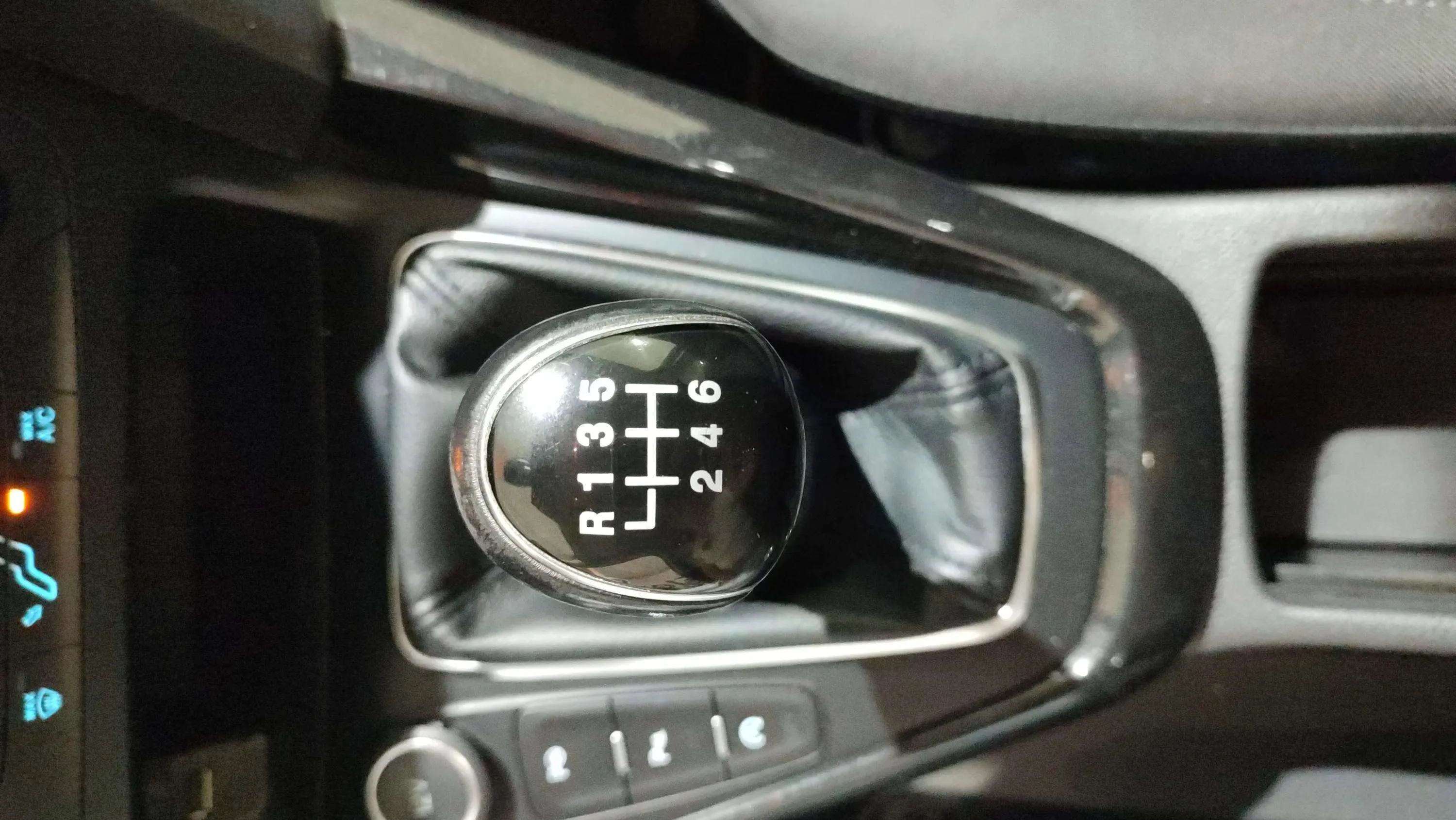 Ford Focus 1.5 EcoBoost A-S-S Titanium - foto 17