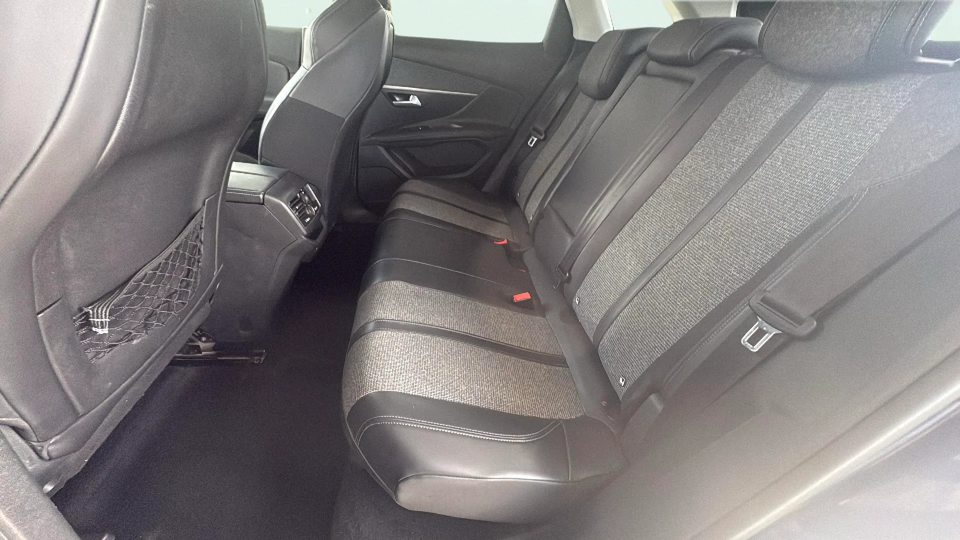 Peugeot 3008 1.5L BlueHDi Allure - foto 26