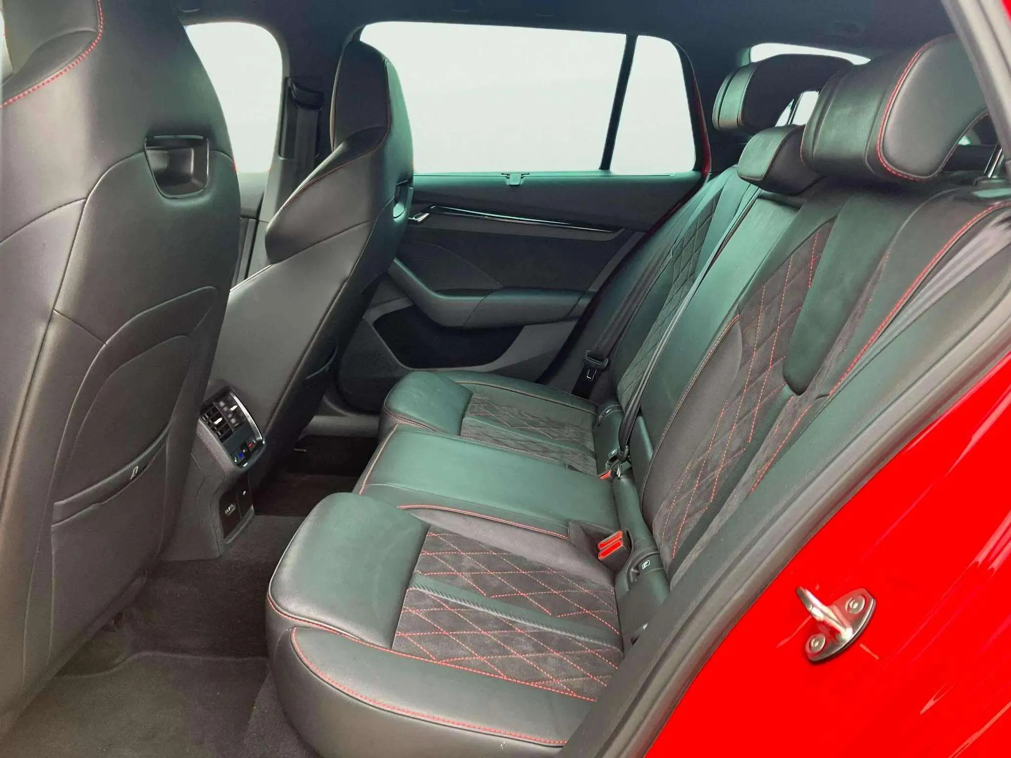 Škoda Octavia Combi 2.0 TSI DSG RS - foto 14