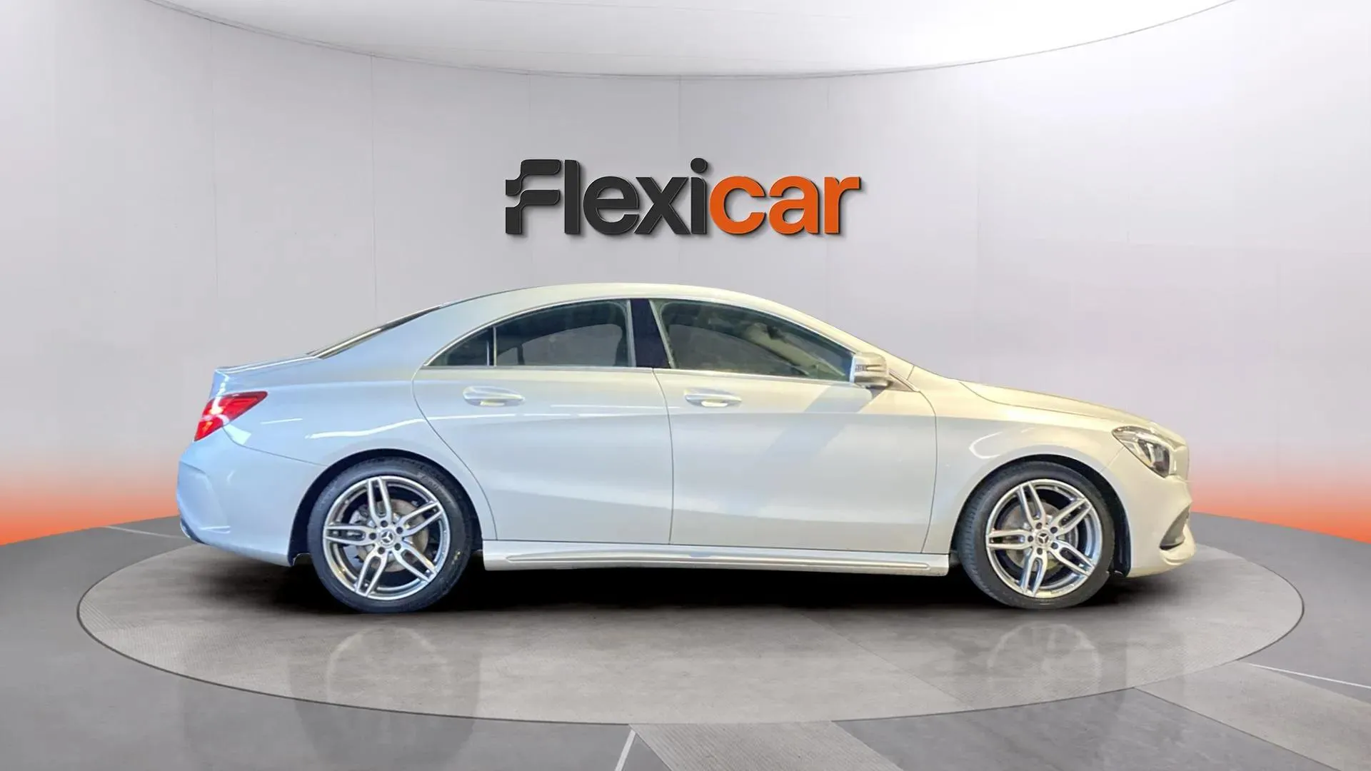 Mercedes-Benz CLA 180 - foto 3