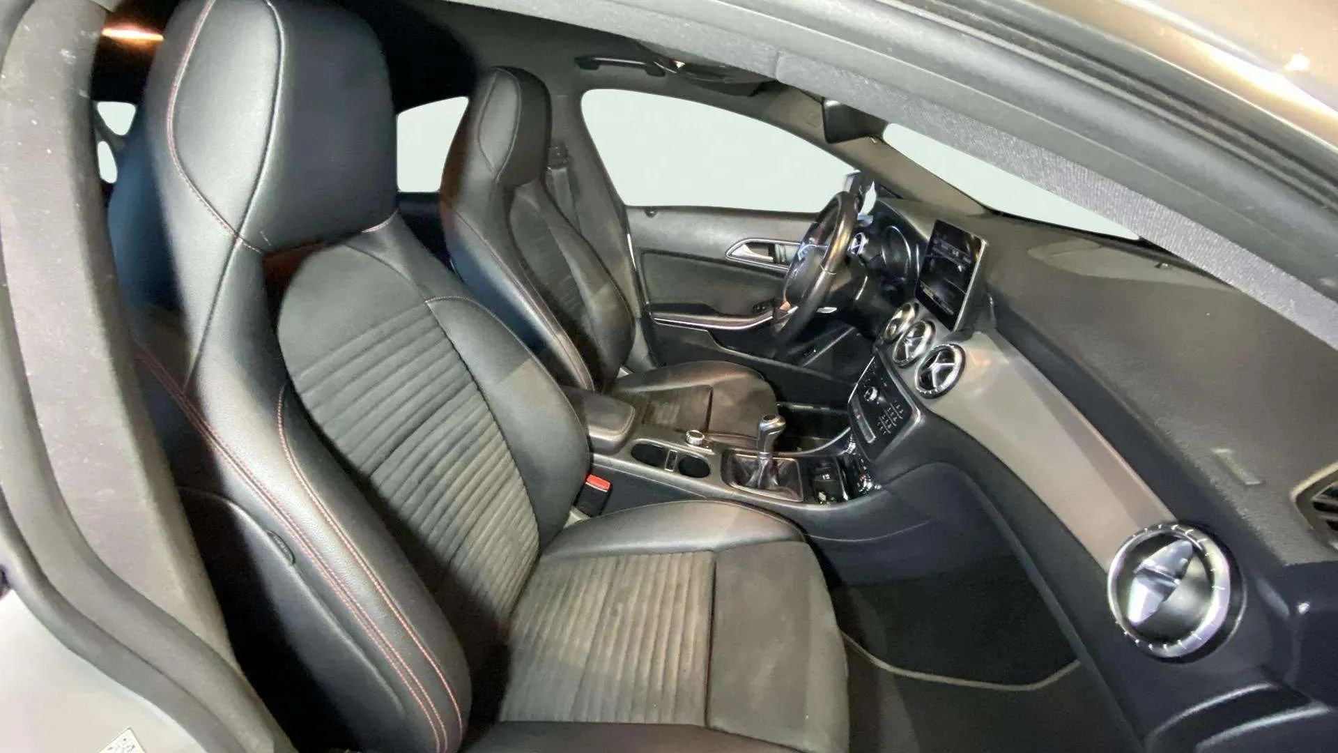 Mercedes-Benz CLA 180 - foto 15