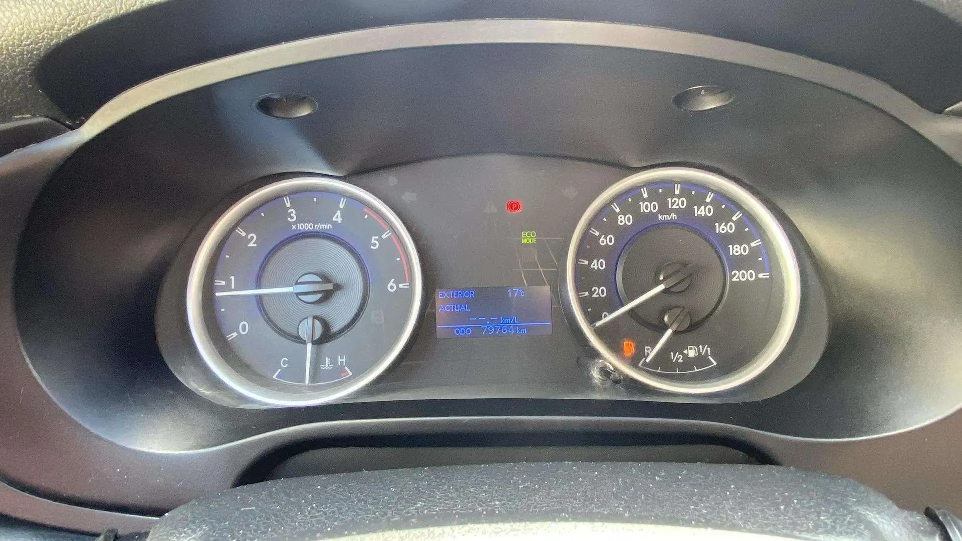Toyota Hilux - foto 12