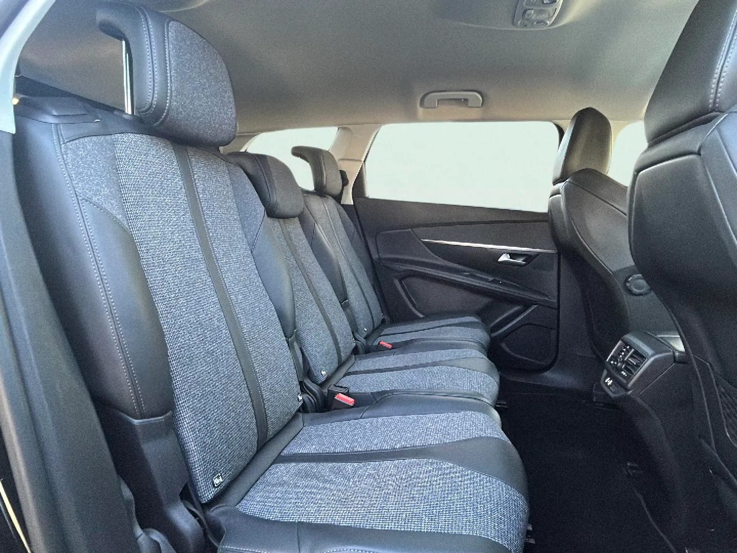 Peugeot 5008 Allure 1.2L PureTech EAT8 - foto 16