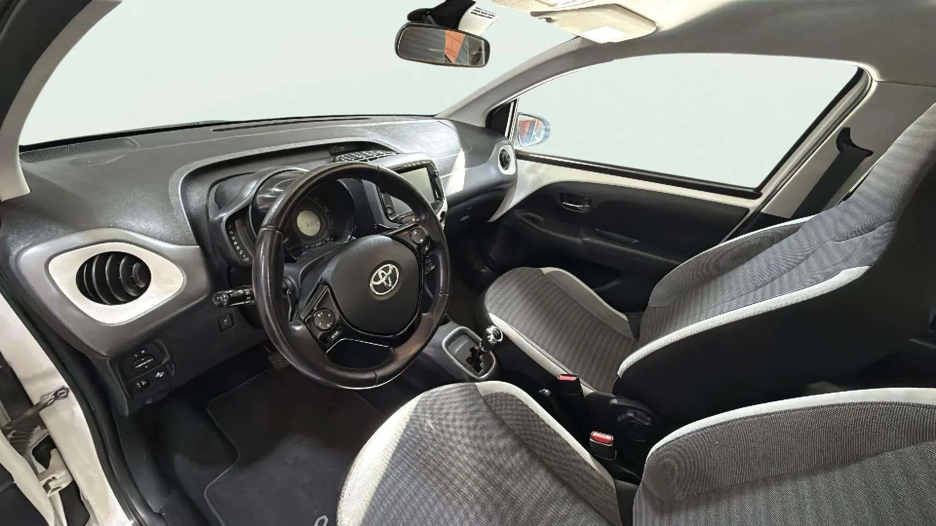 Toyota Aygo 1.0 70 x-play - foto 7