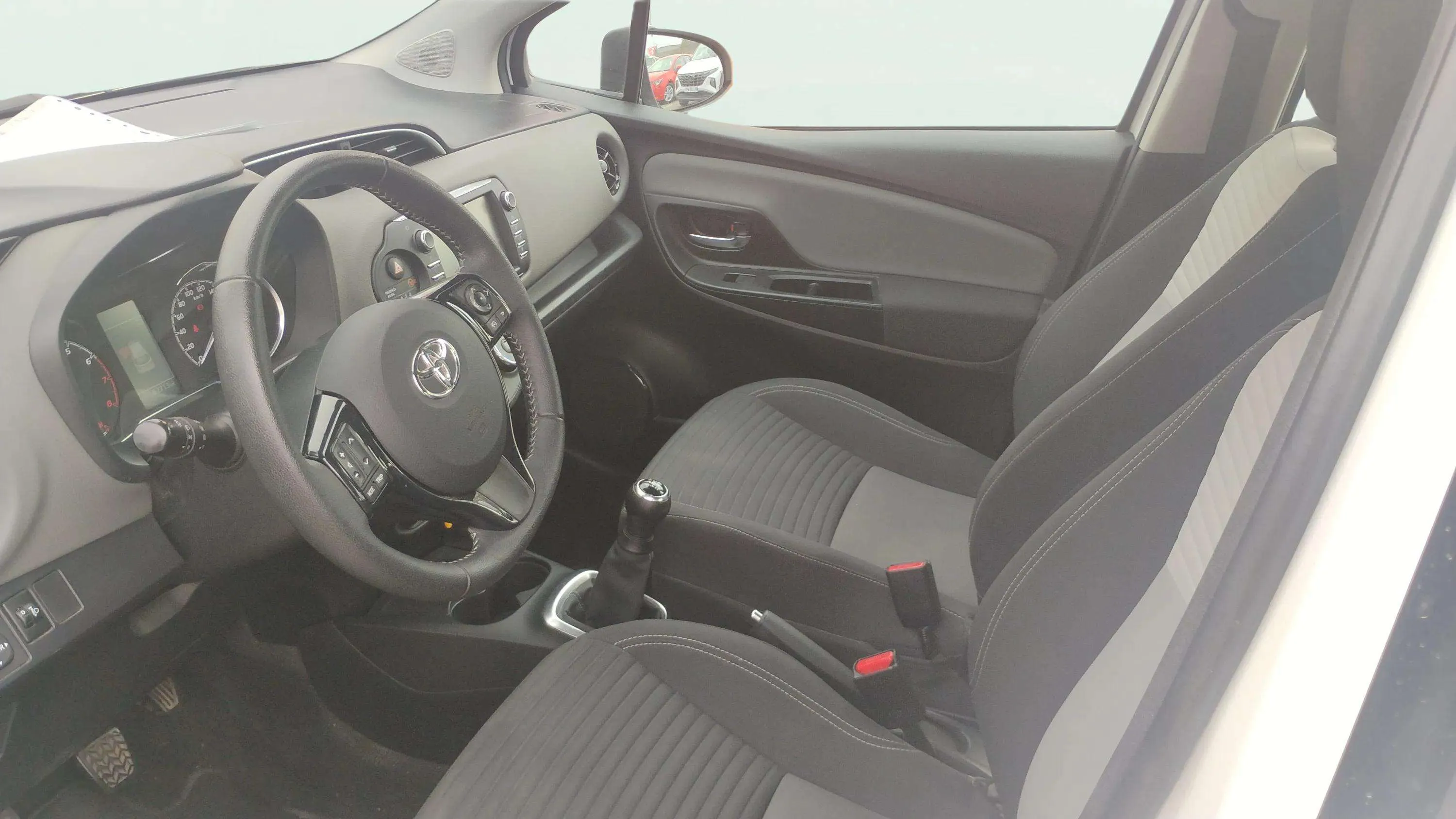 Toyota Yaris 1.0 70 Active - foto 14