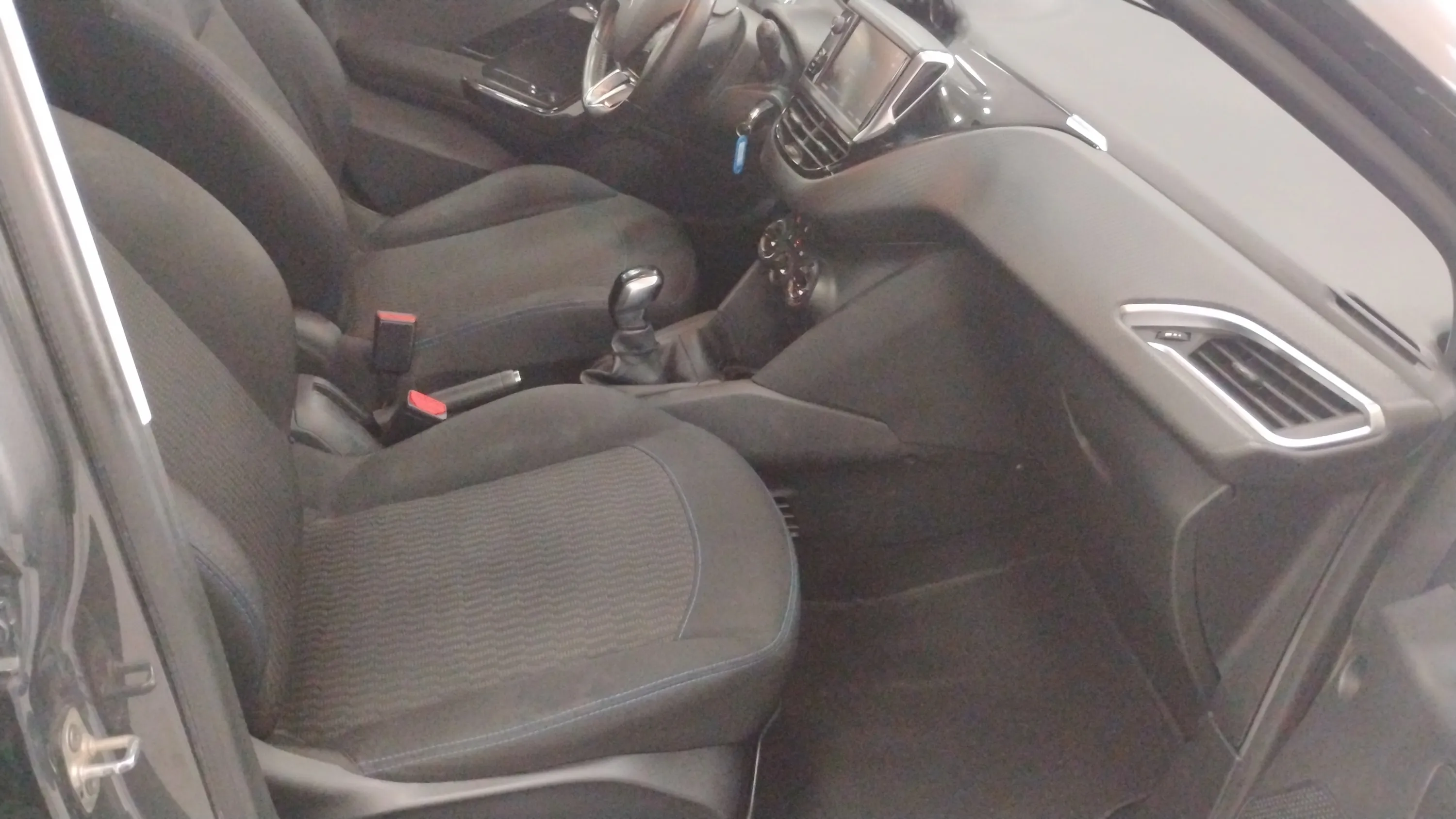 Peugeot 208 Signature BlueHDi - foto 8