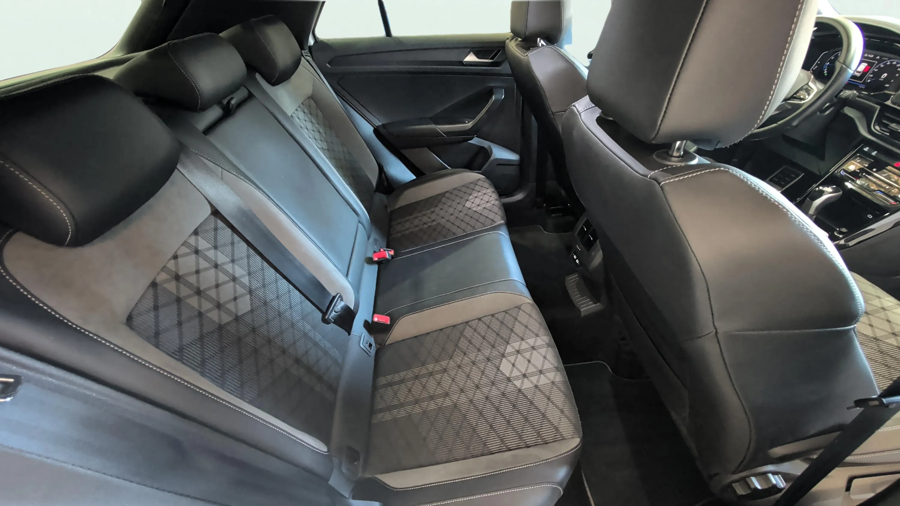 Volkswagen T-Roc R-Line 1.5 TSI DSG - foto 22