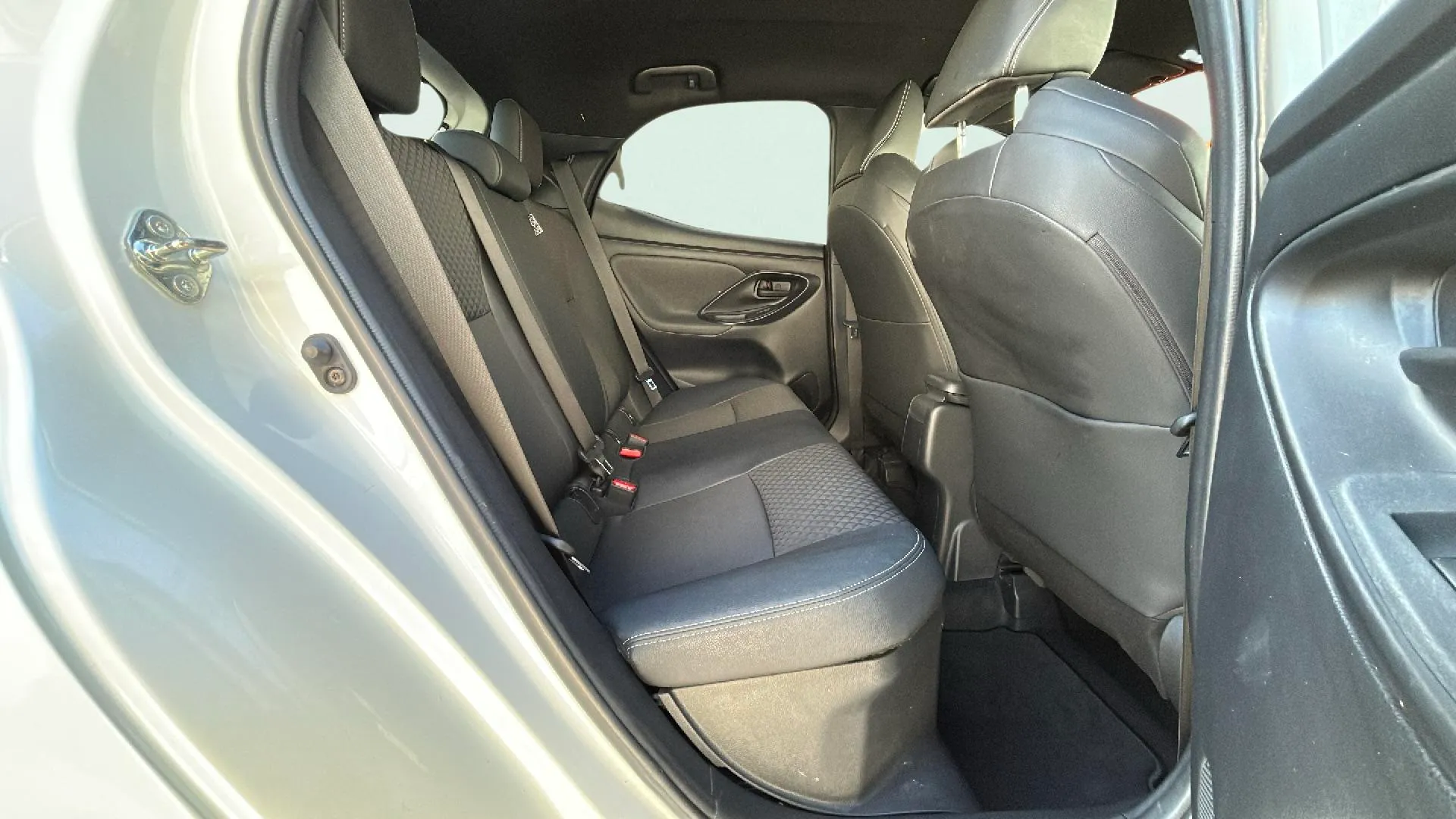 Toyota Yaris 1.5 120H Style - foto 16