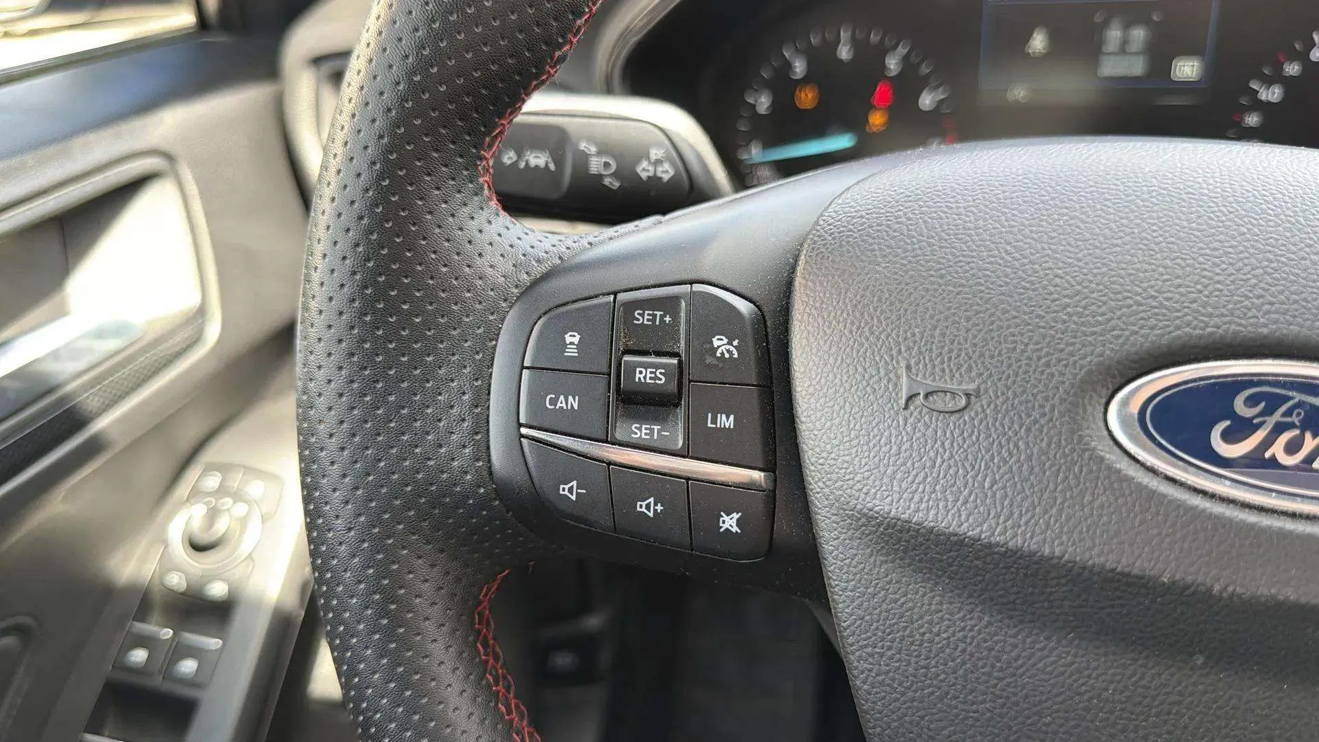 Ford Focus 1.0 EcoBoost MHEV ST-Line Design SIP - foto 13