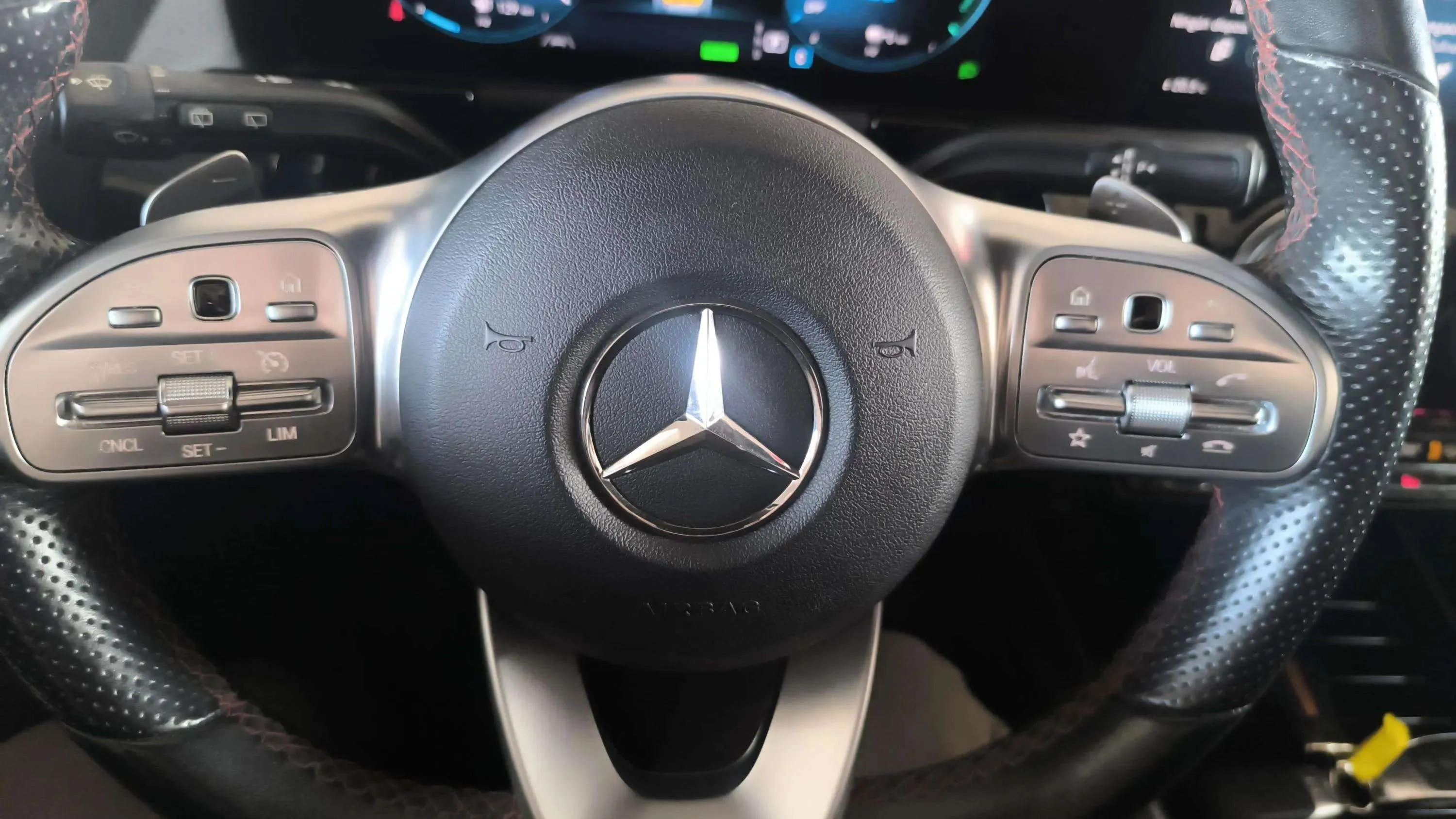 Mercedes-Benz GLA 250 e - foto 28
