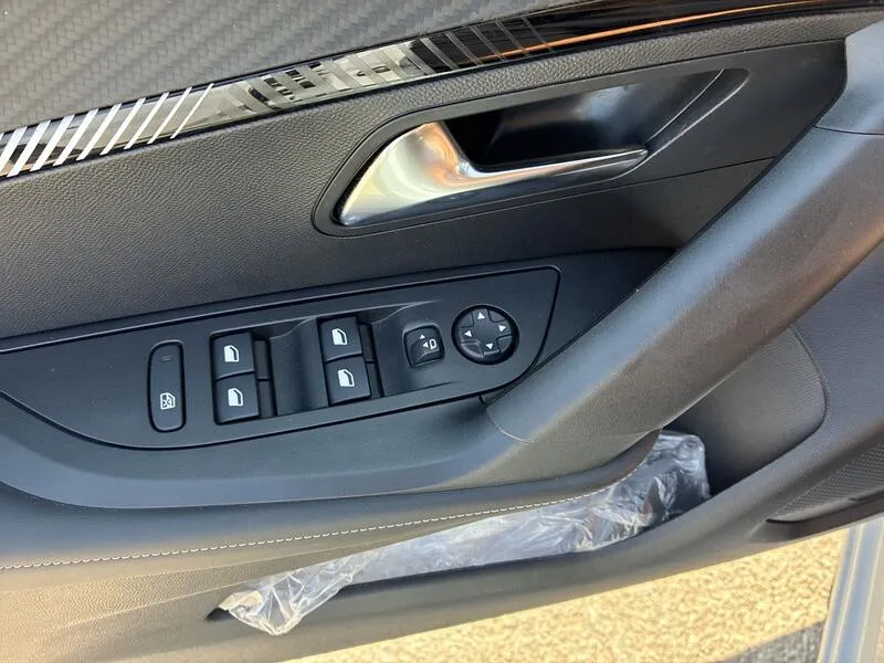 Peugeot 2008 Allure PureTech - foto 31
