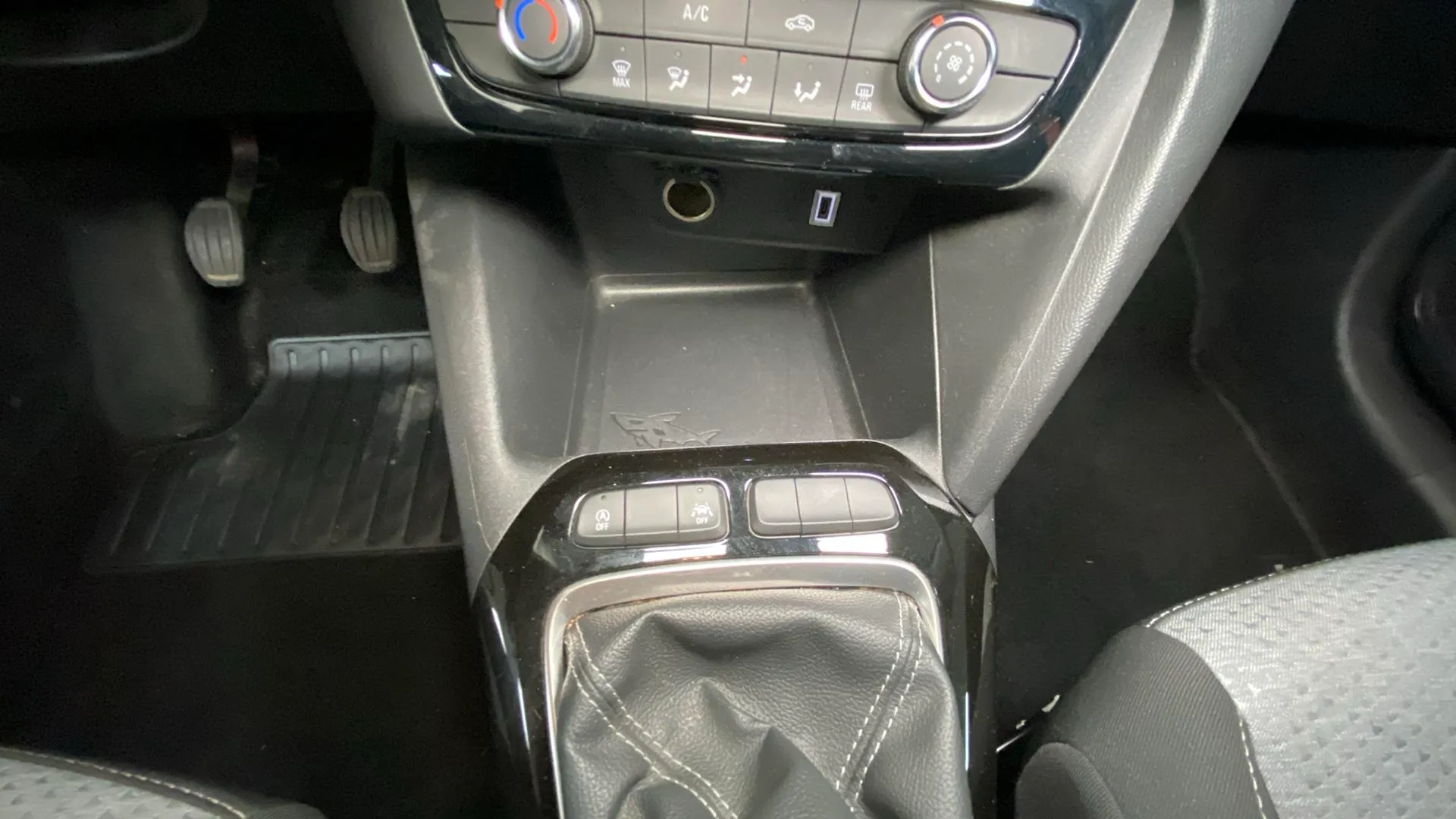 Opel Corsa 1.2T XHL - foto 16