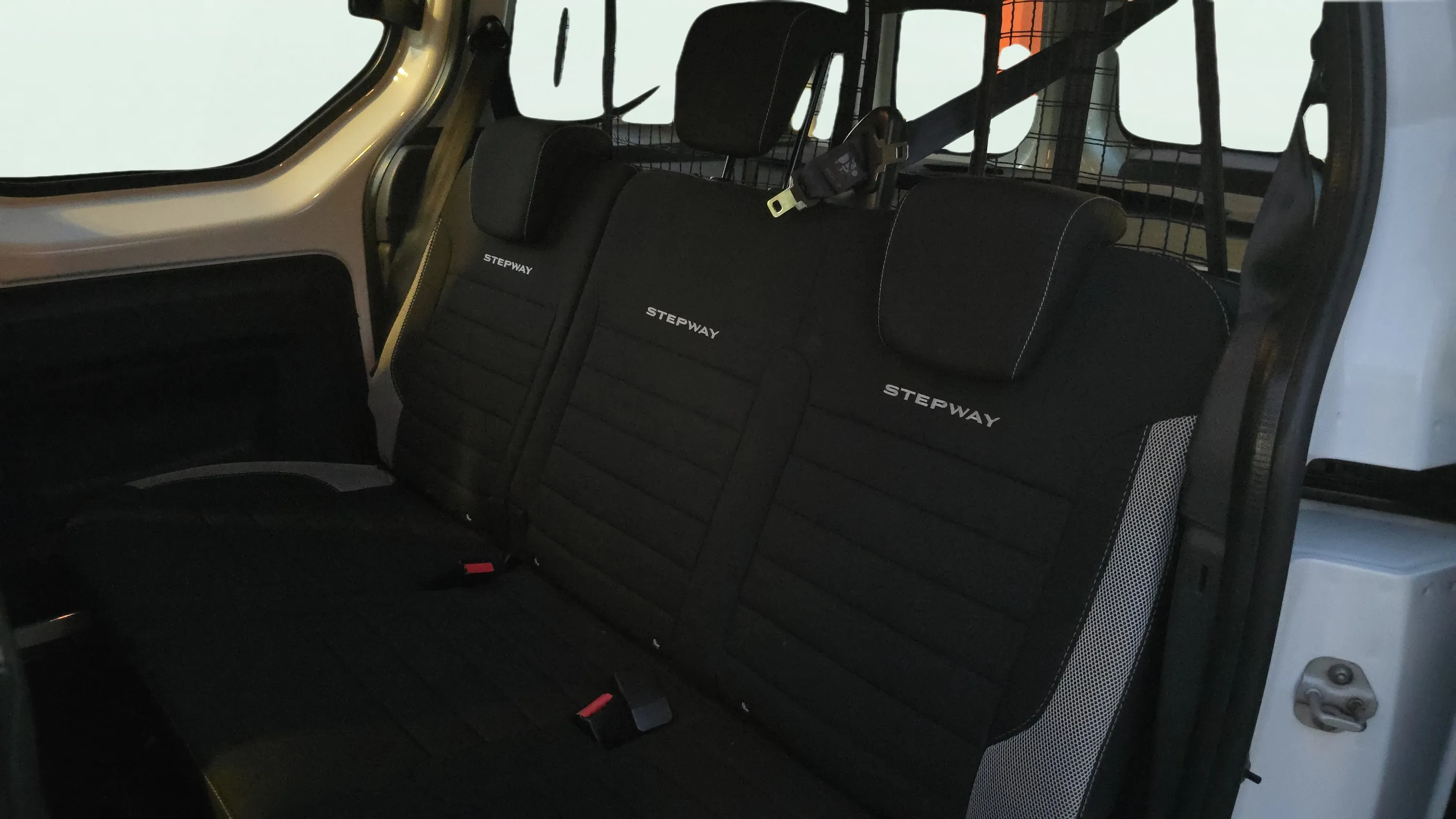 Dacia Dokker Stepway Essential 1.3 TCe GPF - foto 15