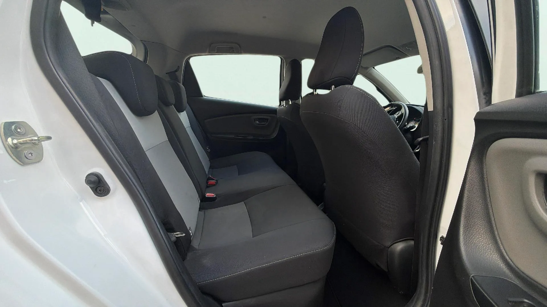 Toyota Yaris 1.5 100H Active Tech - foto 9