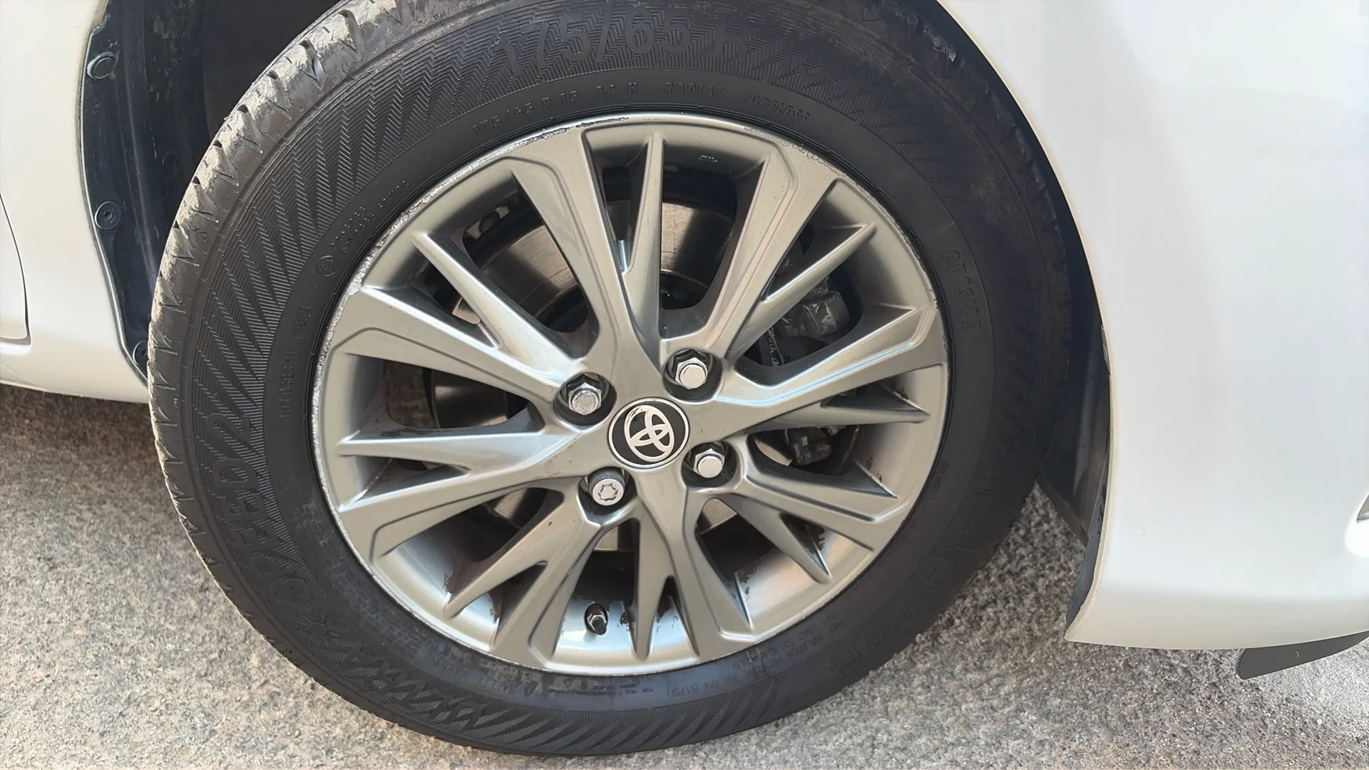Toyota Yaris 1.5 100H Active Tech - foto 12