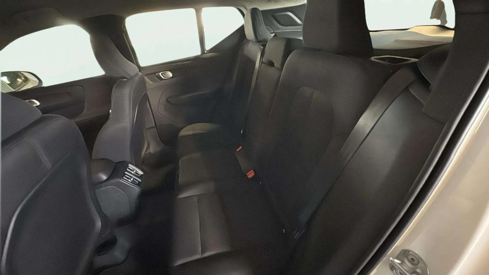 Volvo XC40 2.0 B3 G Essential - foto 12