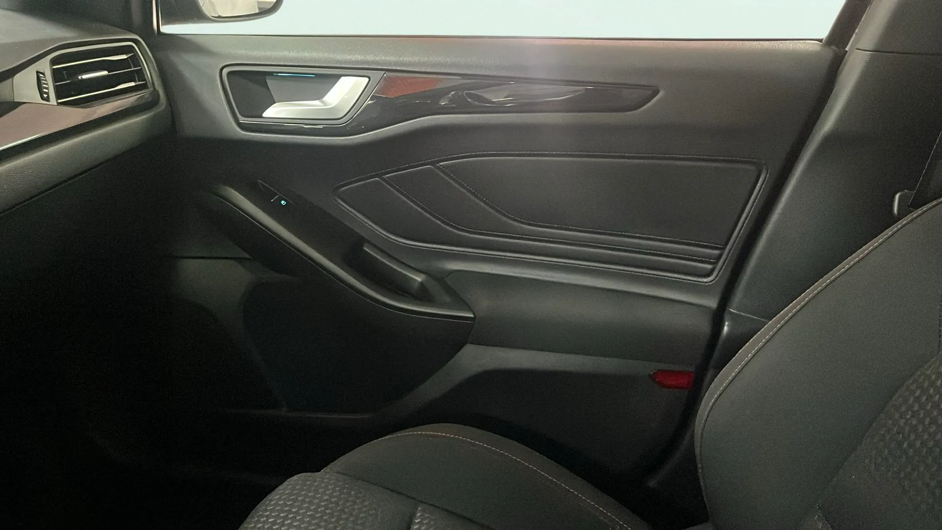 Ford Focus 1.0 EcoBoost MHEV ST-Line Design SIP - foto 11