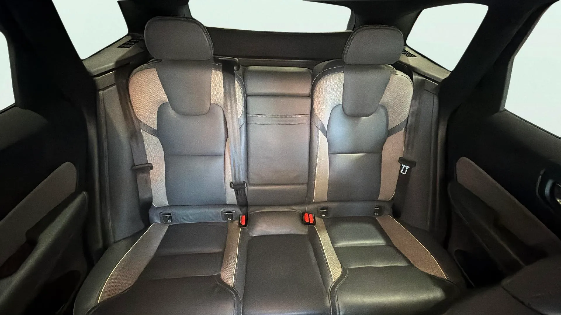 Volvo XC60 2.0 D4 R-Design - foto 11