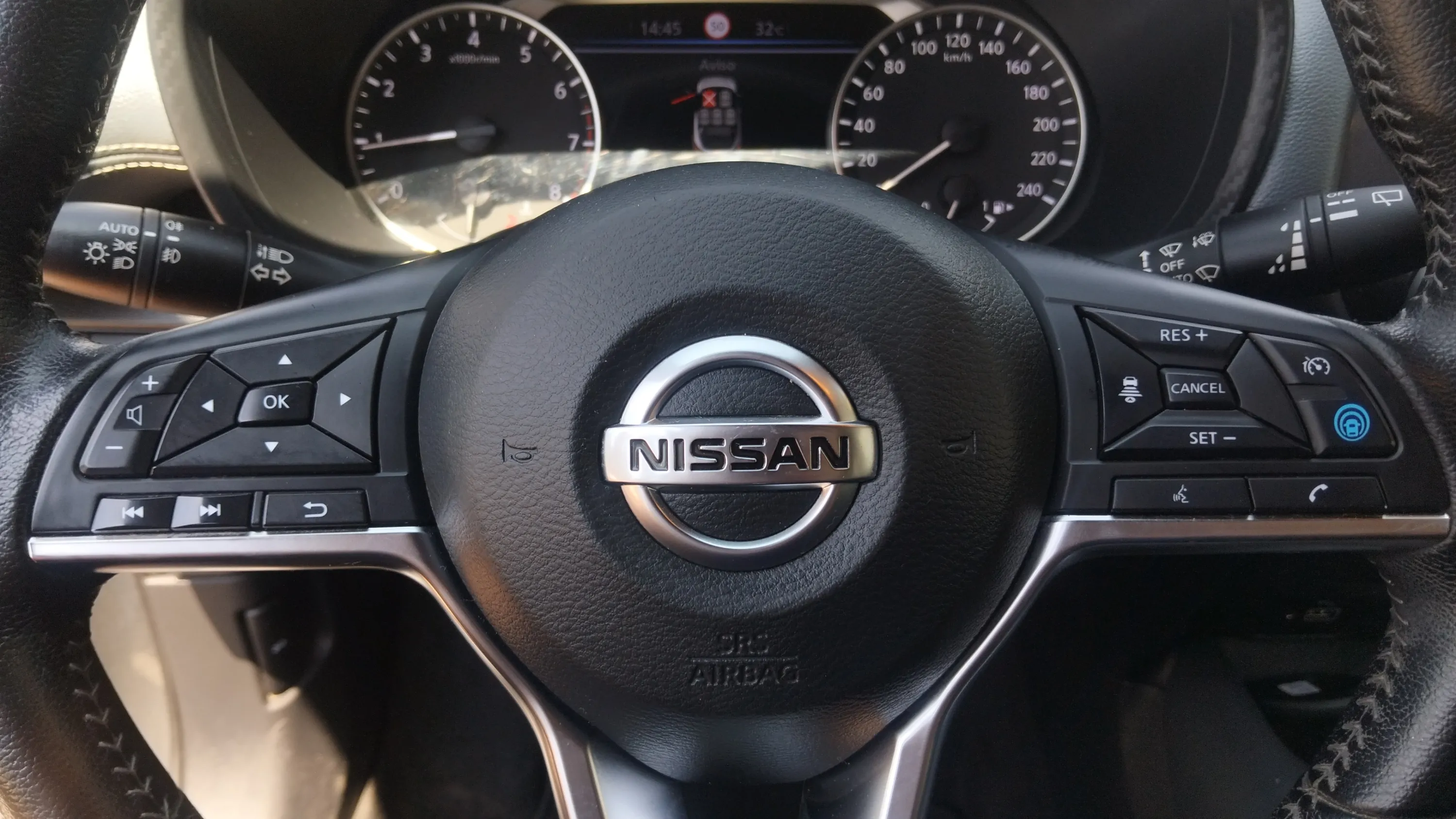 Nissan Juke DIG-T 6 M/T Tekna - foto 18