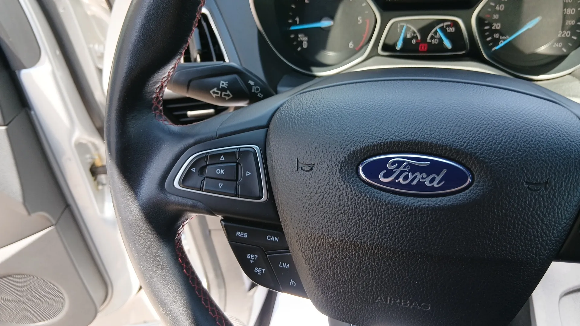 Ford Kuga 2.0 TDCi 4x2 A-S-S ST-Line - foto 12