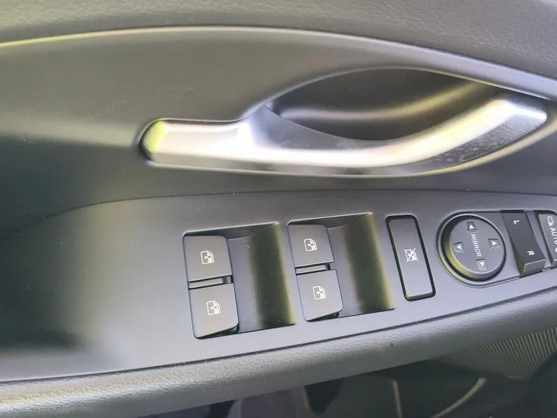 Hyundai i30 1.5 DPI Klass SLX - foto 28