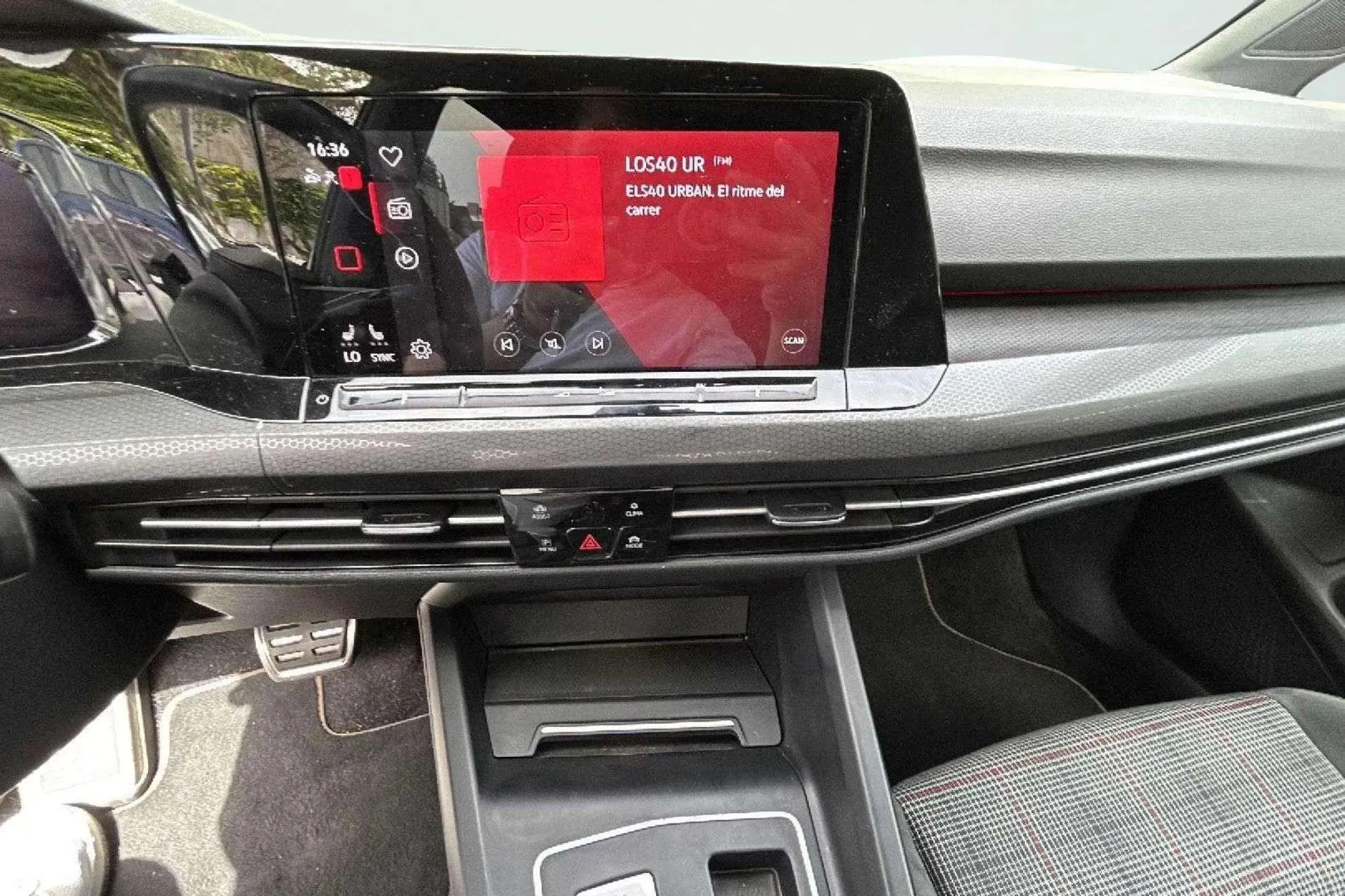 Volkswagen Golf GTI 2.0 TSI DSG - foto 12
