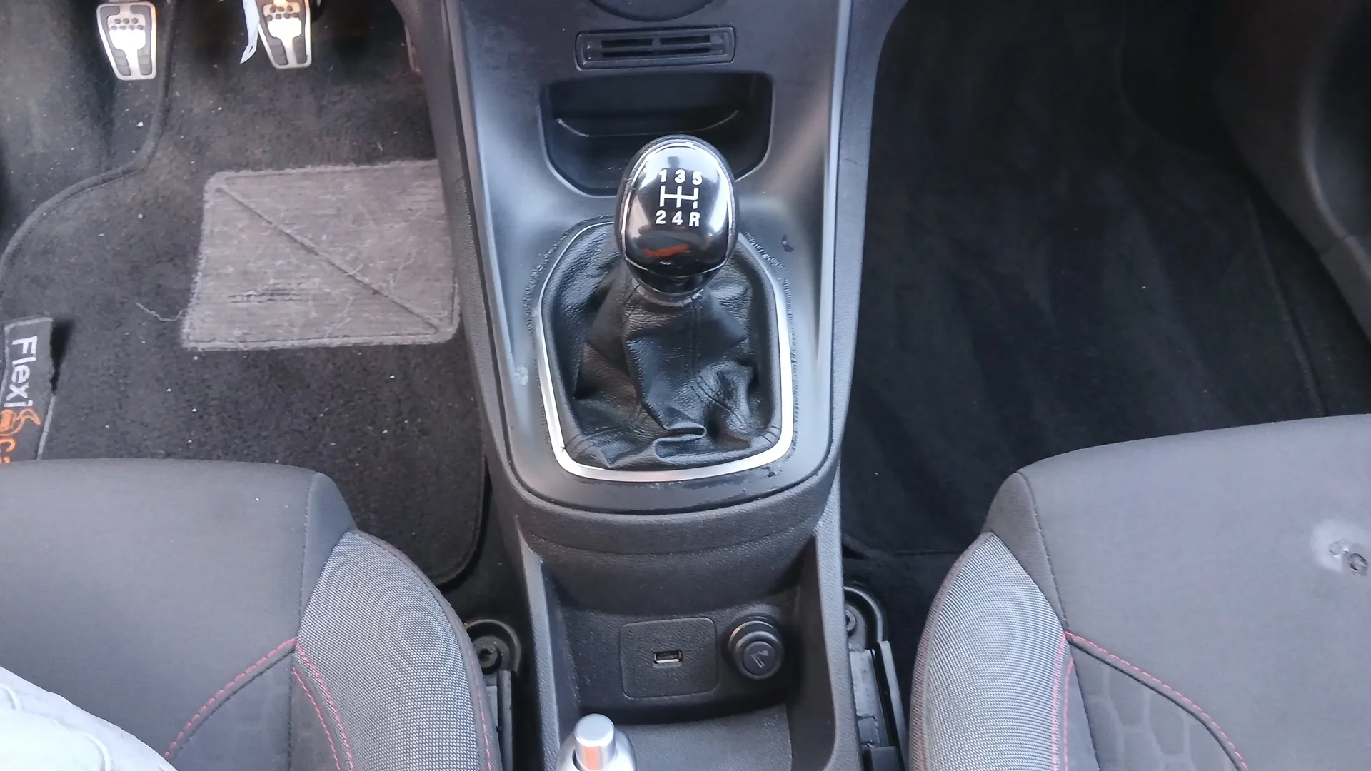 Ford Fiesta 1.5 TDCi ST-Line - foto 13